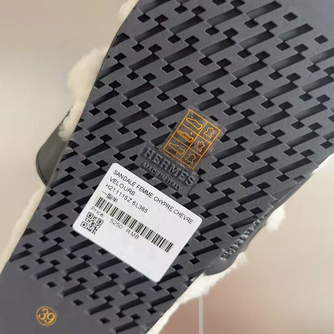 UA H**me5 Chypre sandal