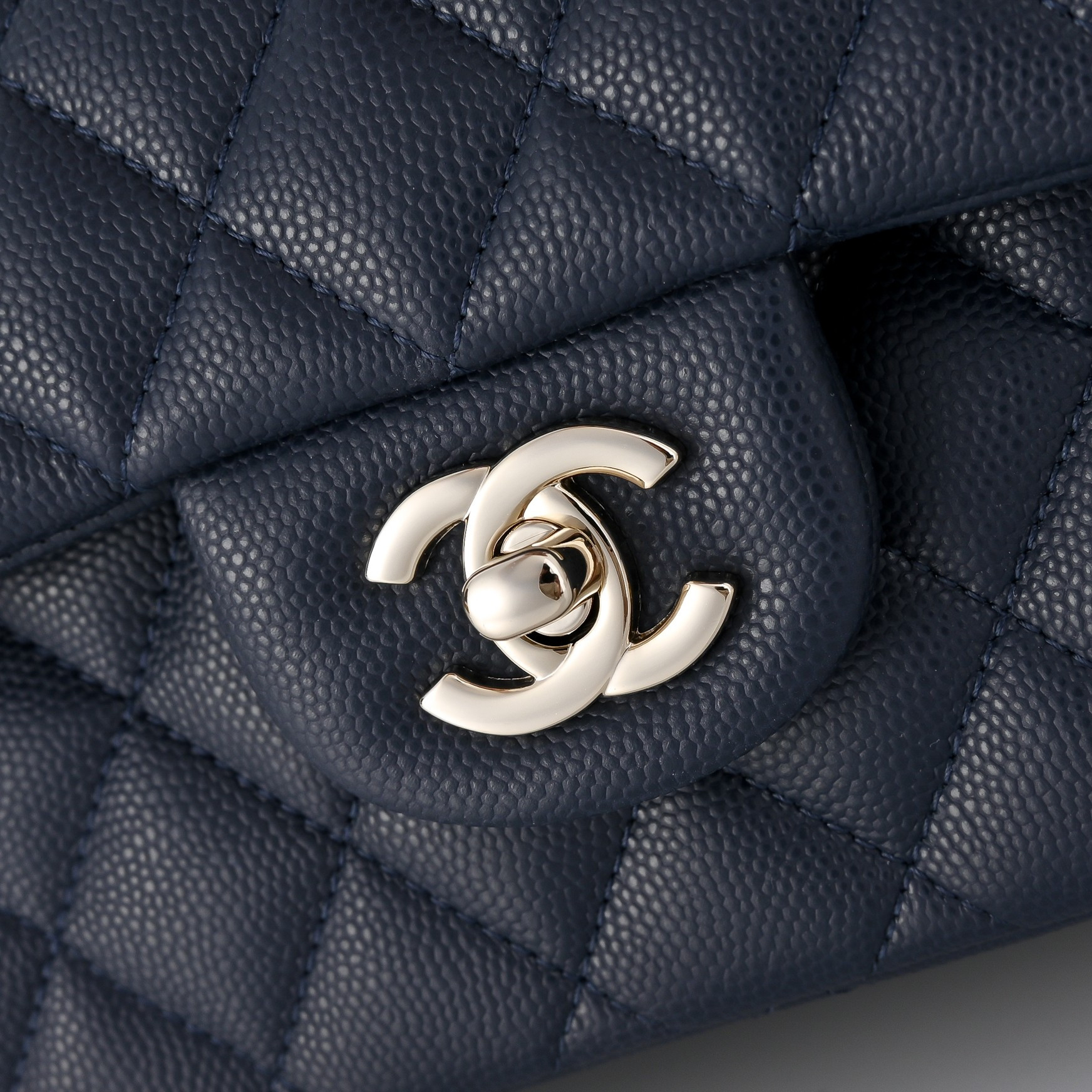 Ch**el classic flap handbag royal blue with light gold hardware and caviar leather a01113 23x14.5x6cm