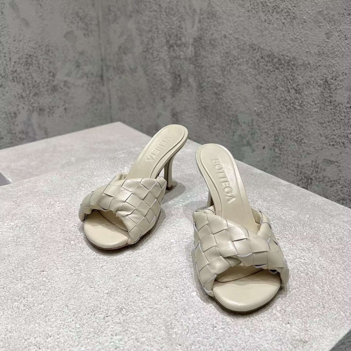 UA B0tt*ga Ven*ta Blink Slides