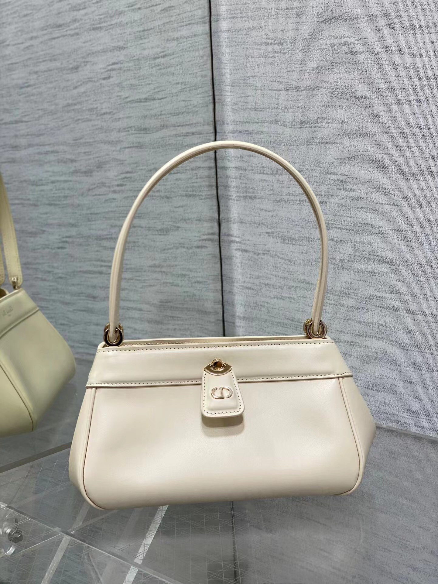 D10r Medium key bag 27 x 16.5 x 13.5cm