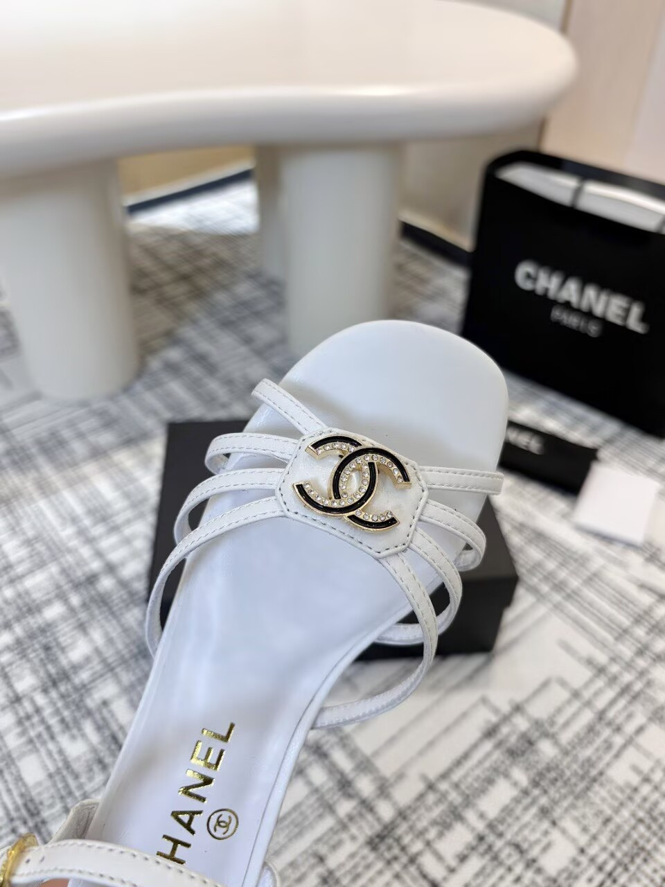 ua Ch**el sandals