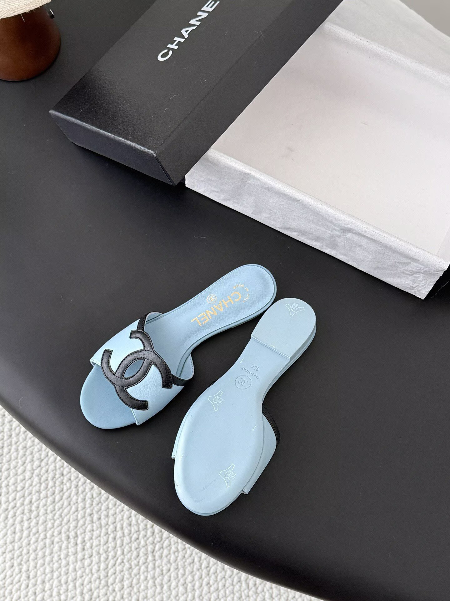 ua Ch**el sandals