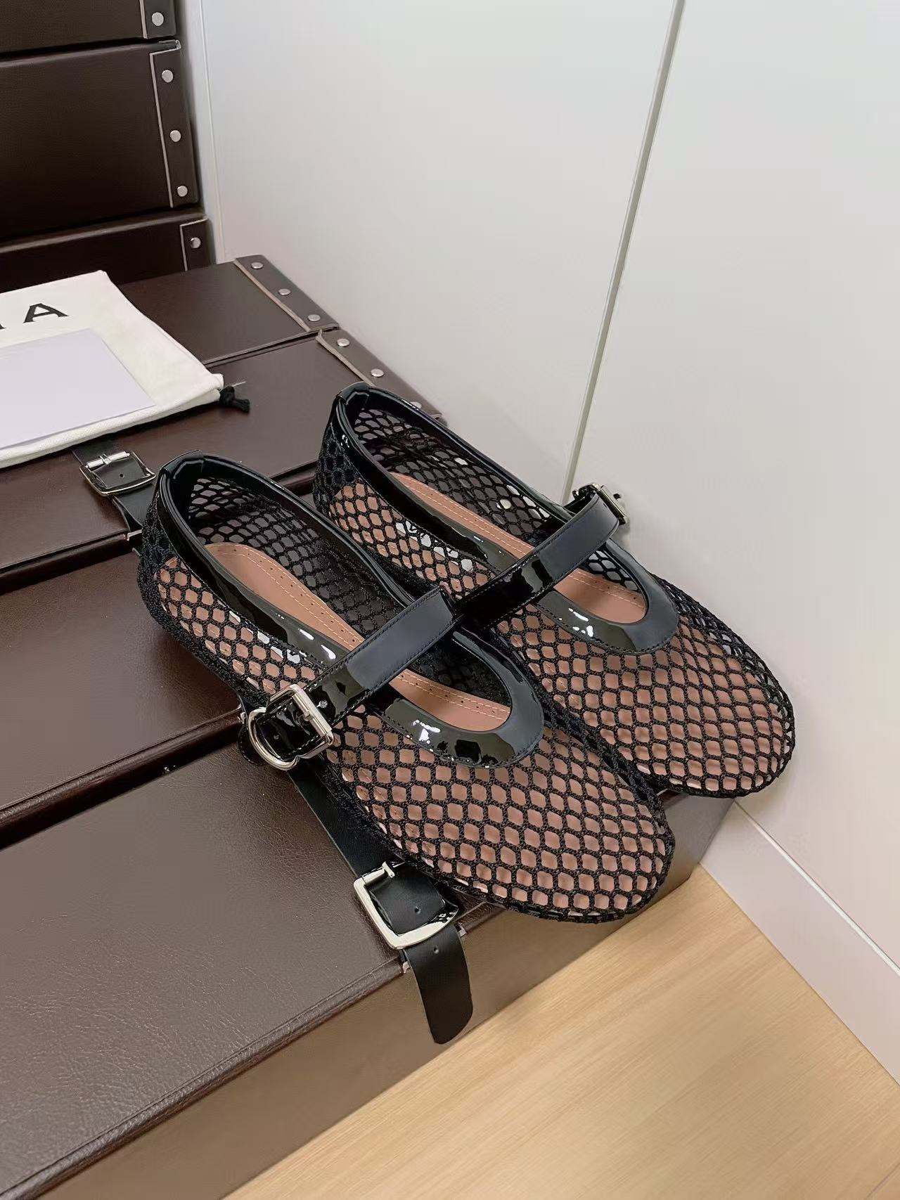 UA A1a1a BALLET FLATS IN FISHNET