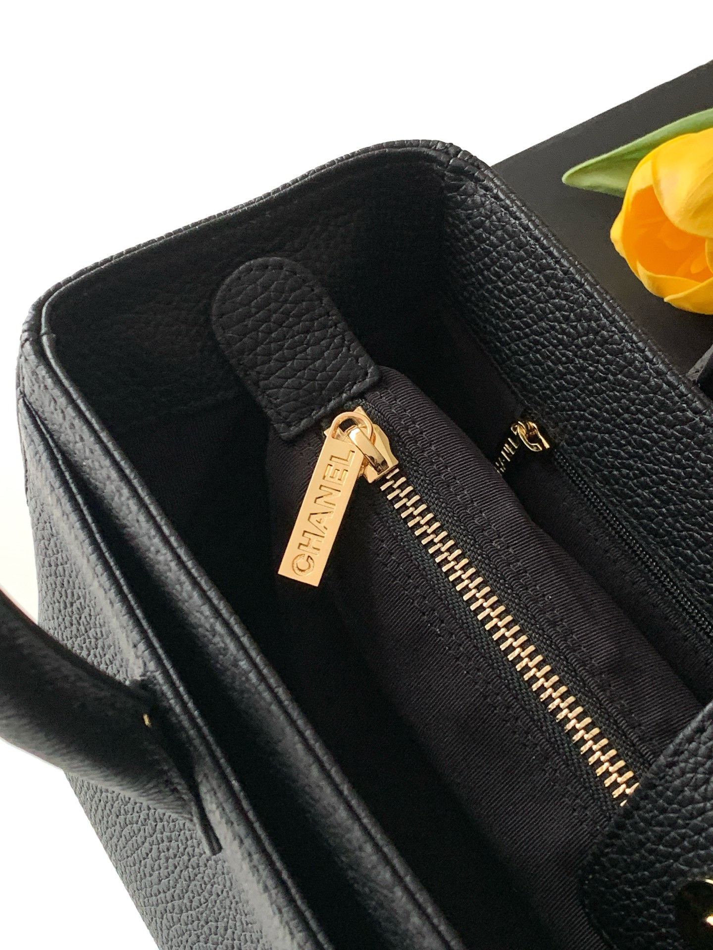 Ch**el executive cerf tote 32x17.5x13cm