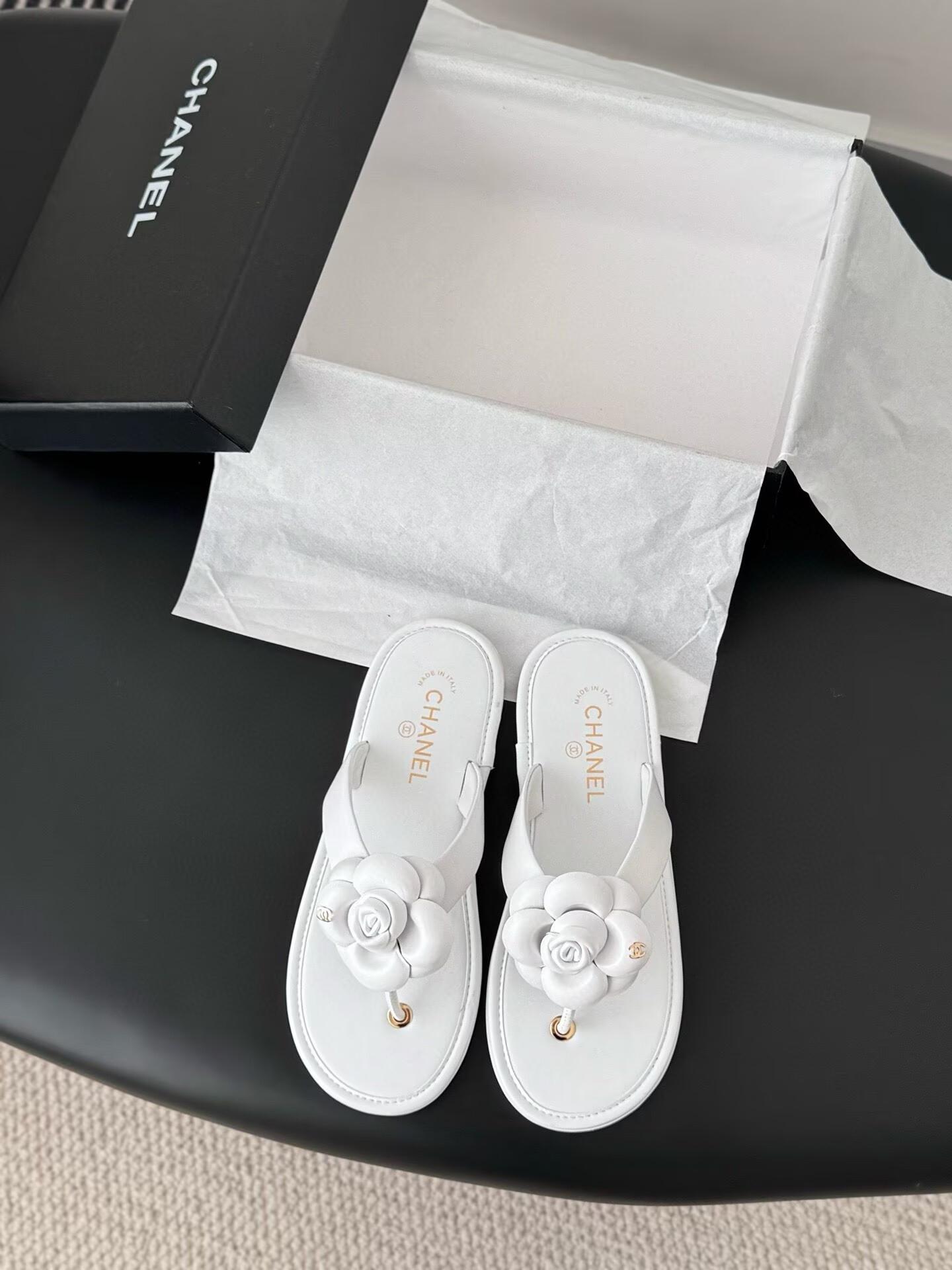 ua Ch**el thongs slides