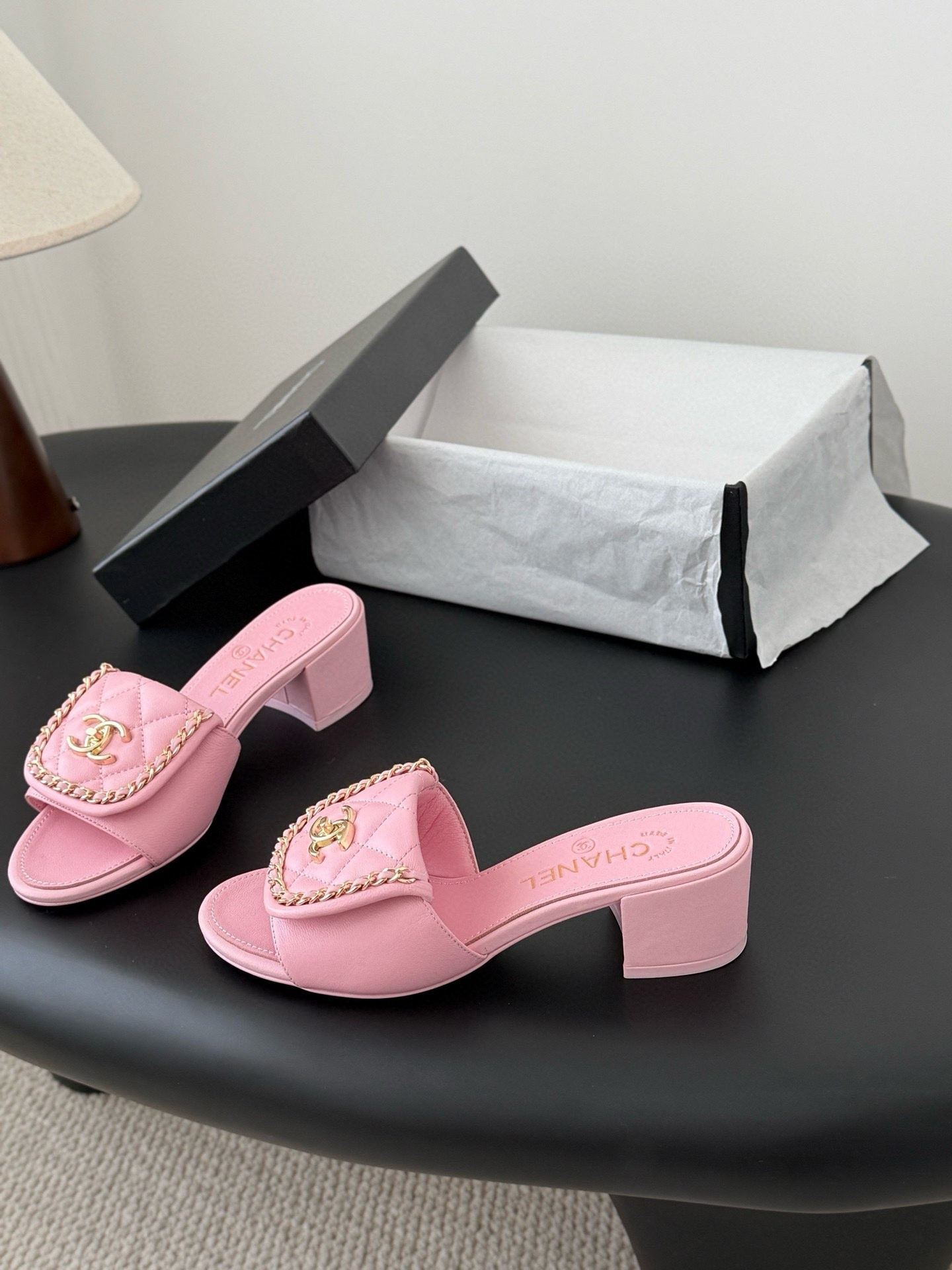 ua Ch**el slippers