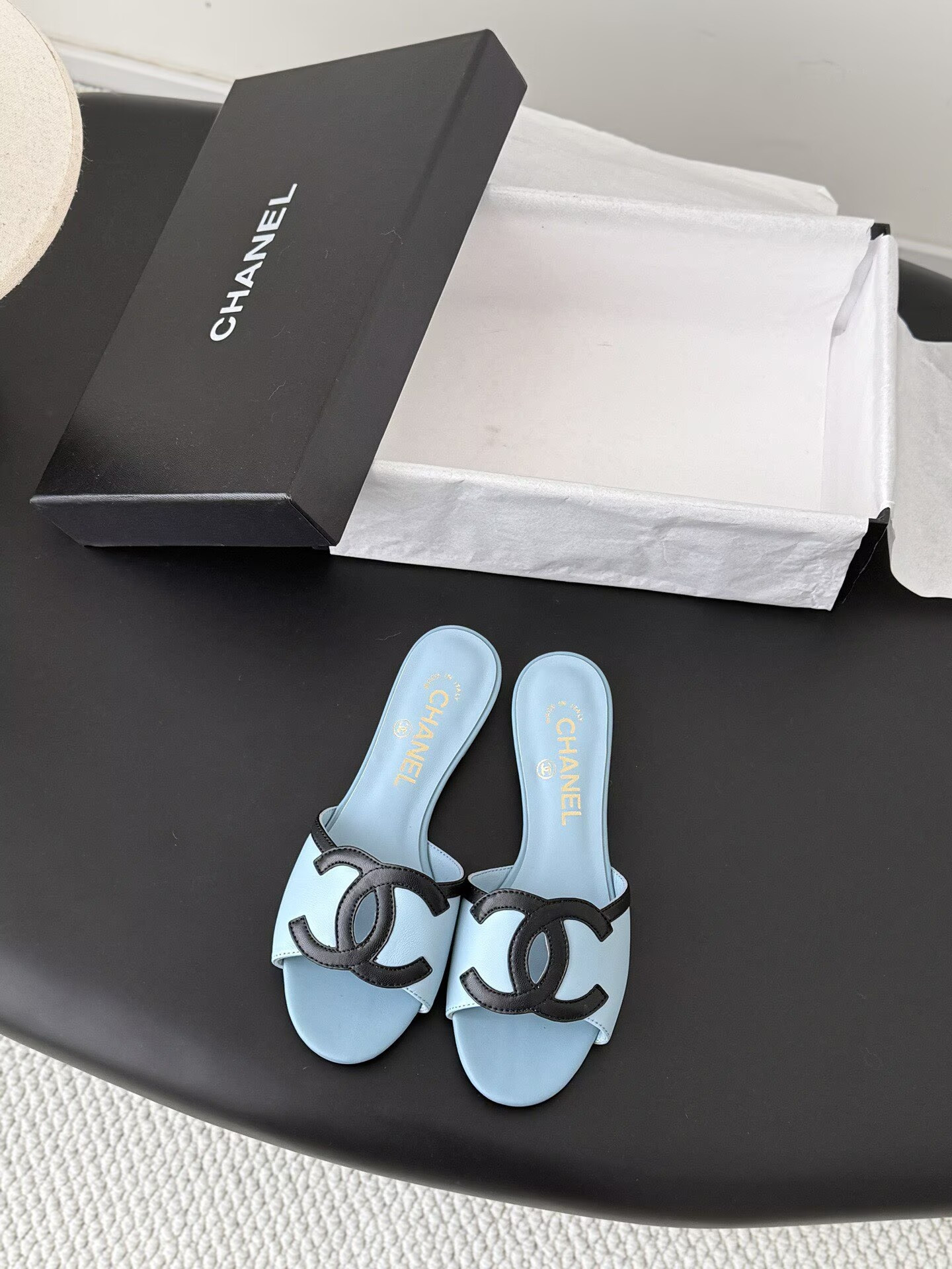 ua Ch**el sandals