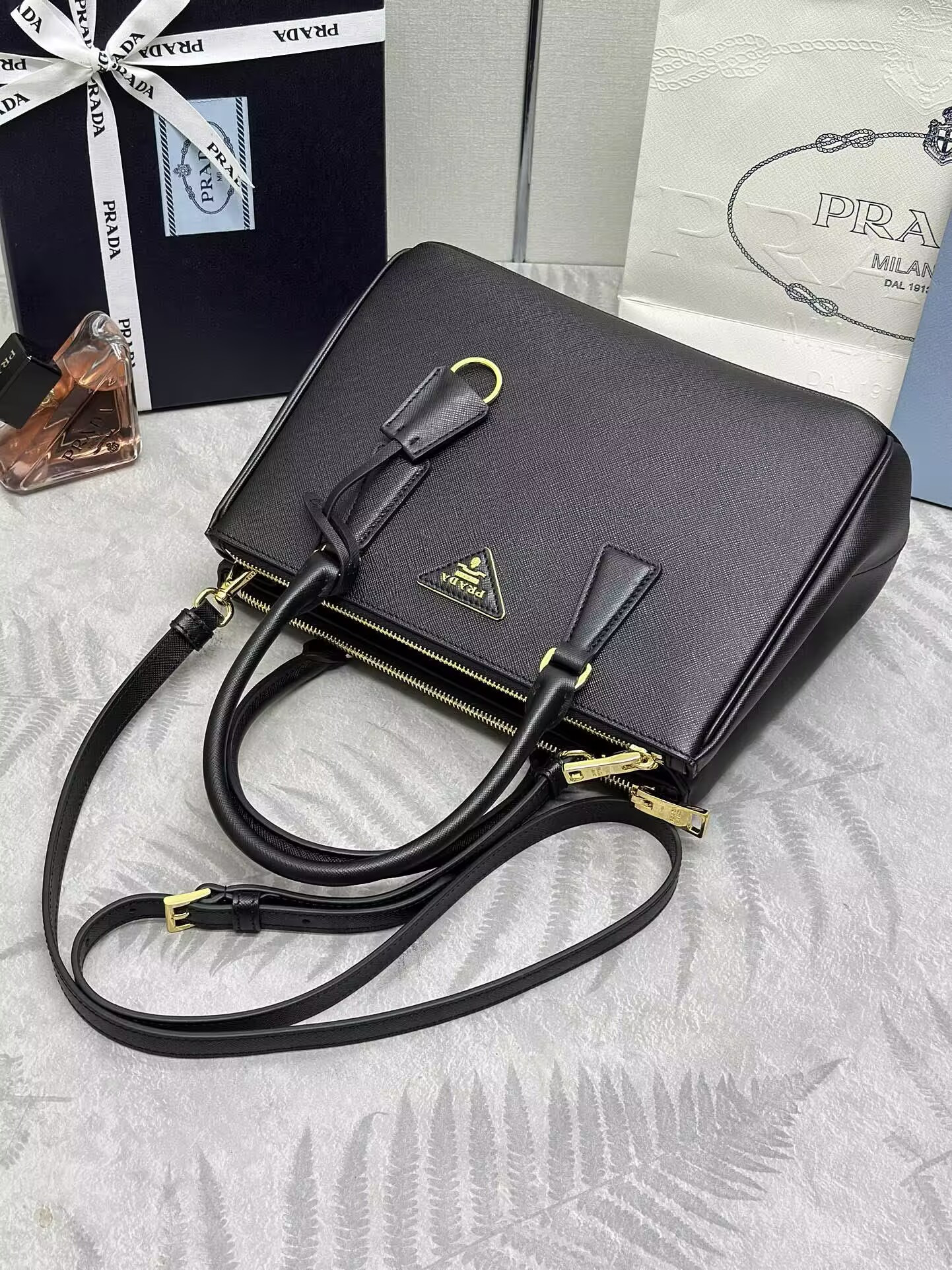 Pra*a galleria medium saffiano leather bag 28x20x12cm