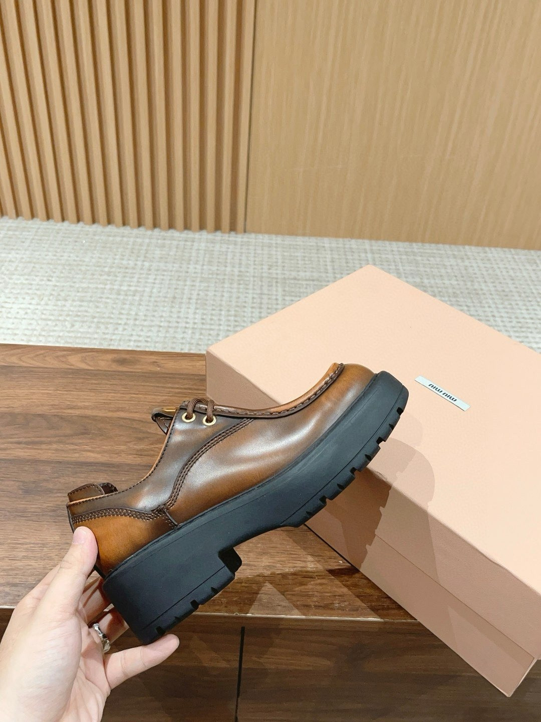 ua M1v M1v laced fumé leather loafers