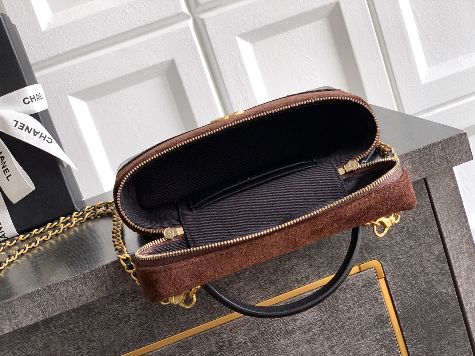 Ch**el vanity with chain ap5186 17x19.5x5cm