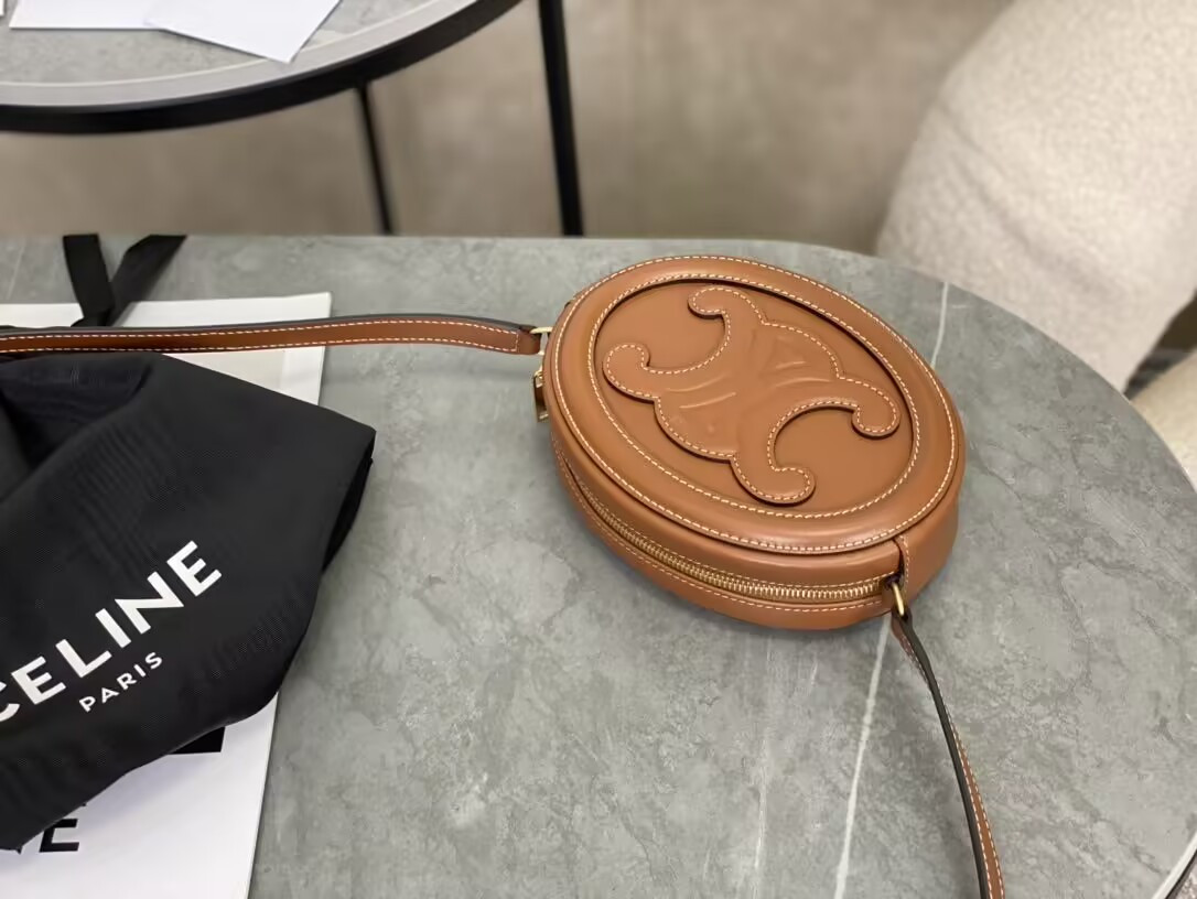 Ce1i*e small calfskin cuir triomphe oval crossbody 20x15x6cm
