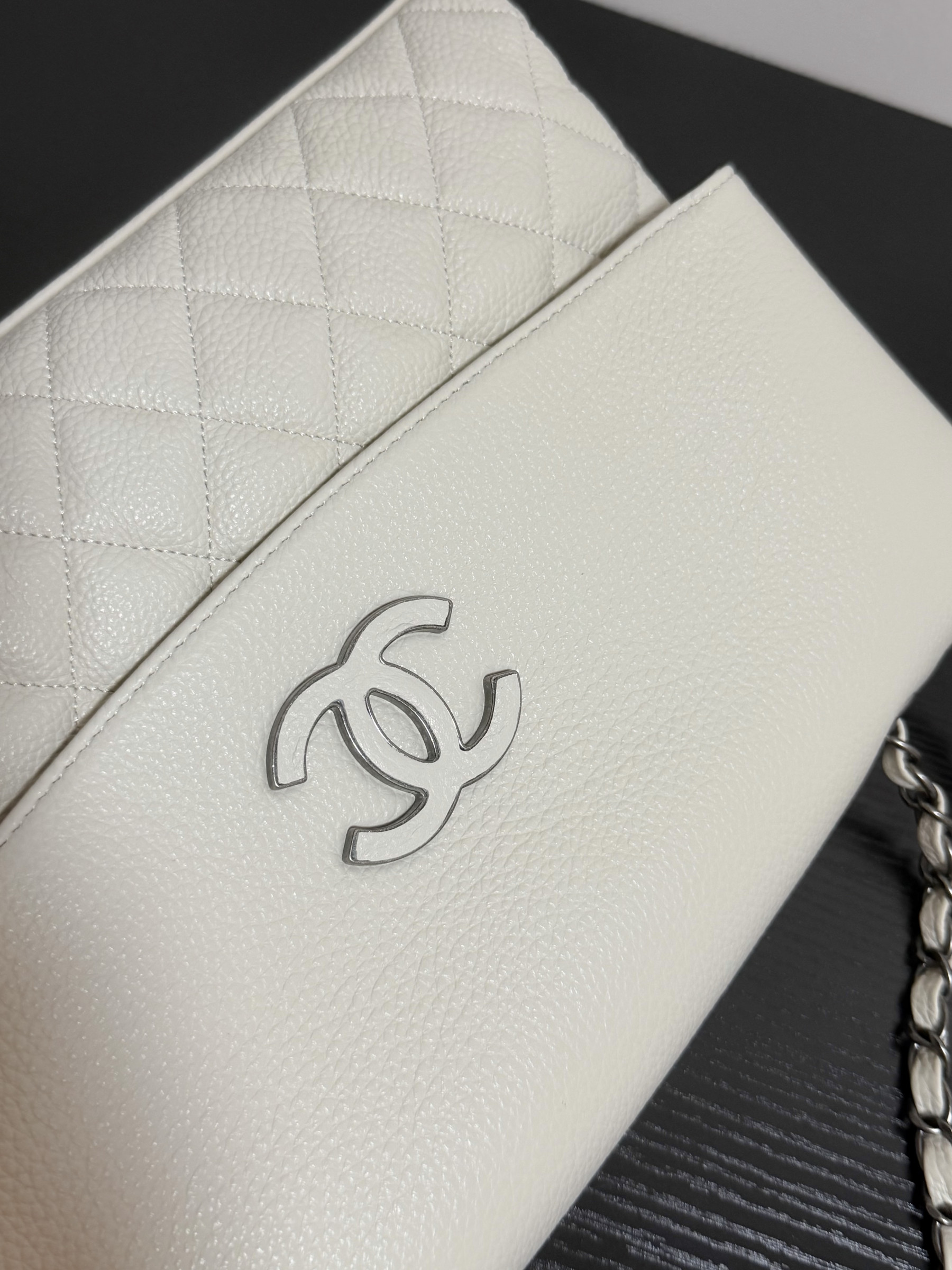 Ch**el hampton flap handbag as7095 32x19x7.5cm