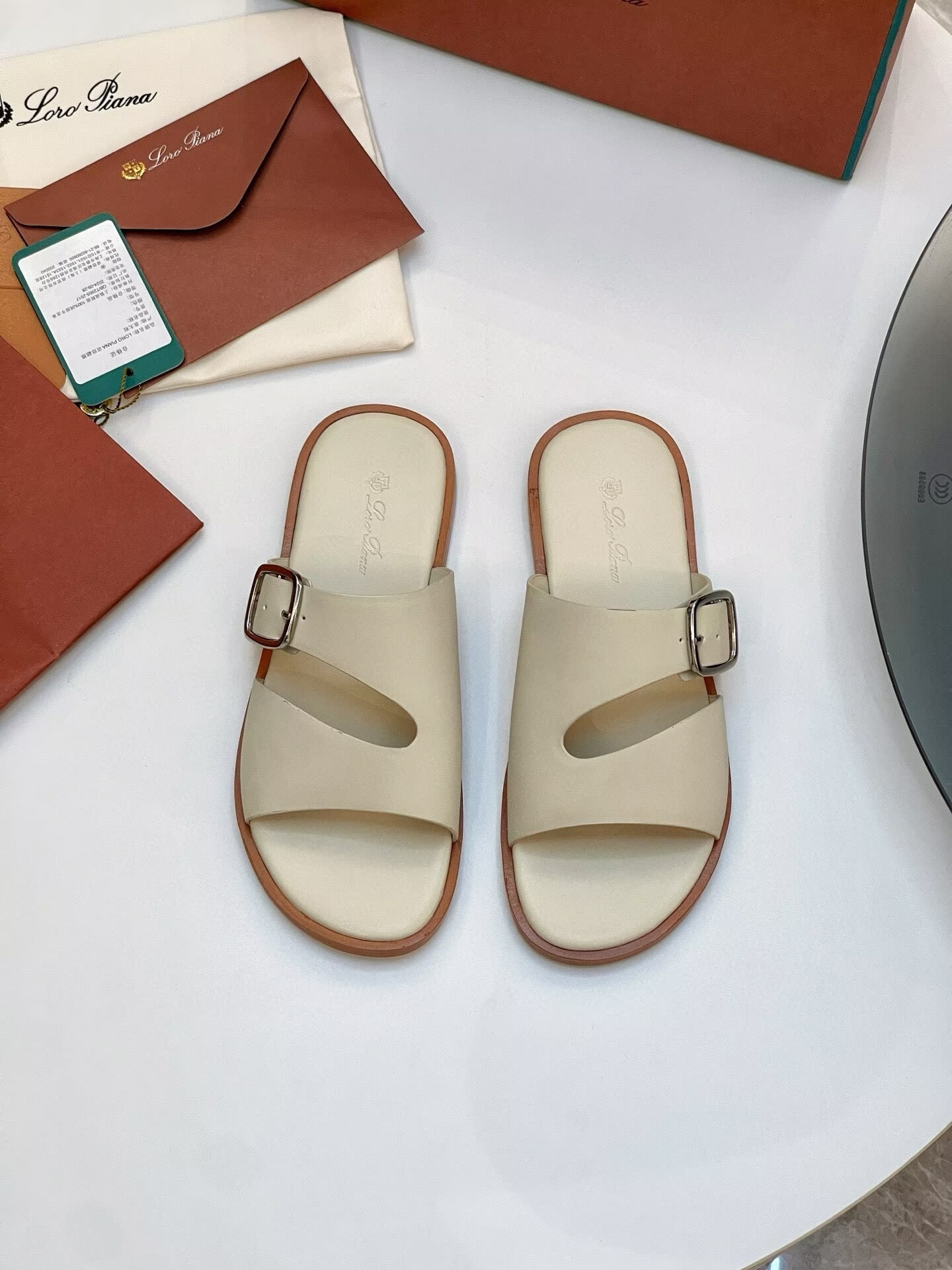 ua L0r0 P1ana sandals