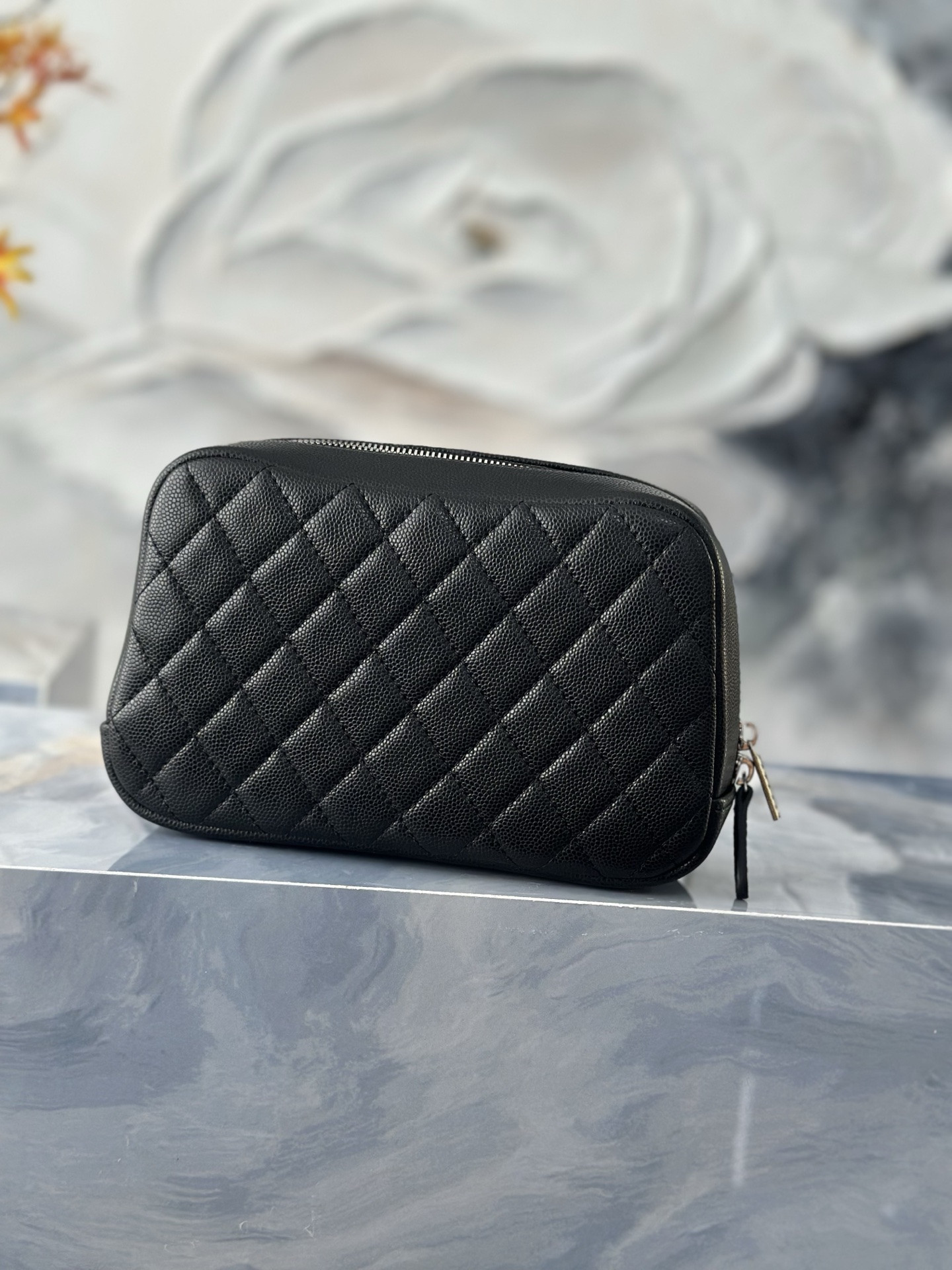 Ch**el quilted cosmetic bag silver hardware a31102 18.5x6x11cm