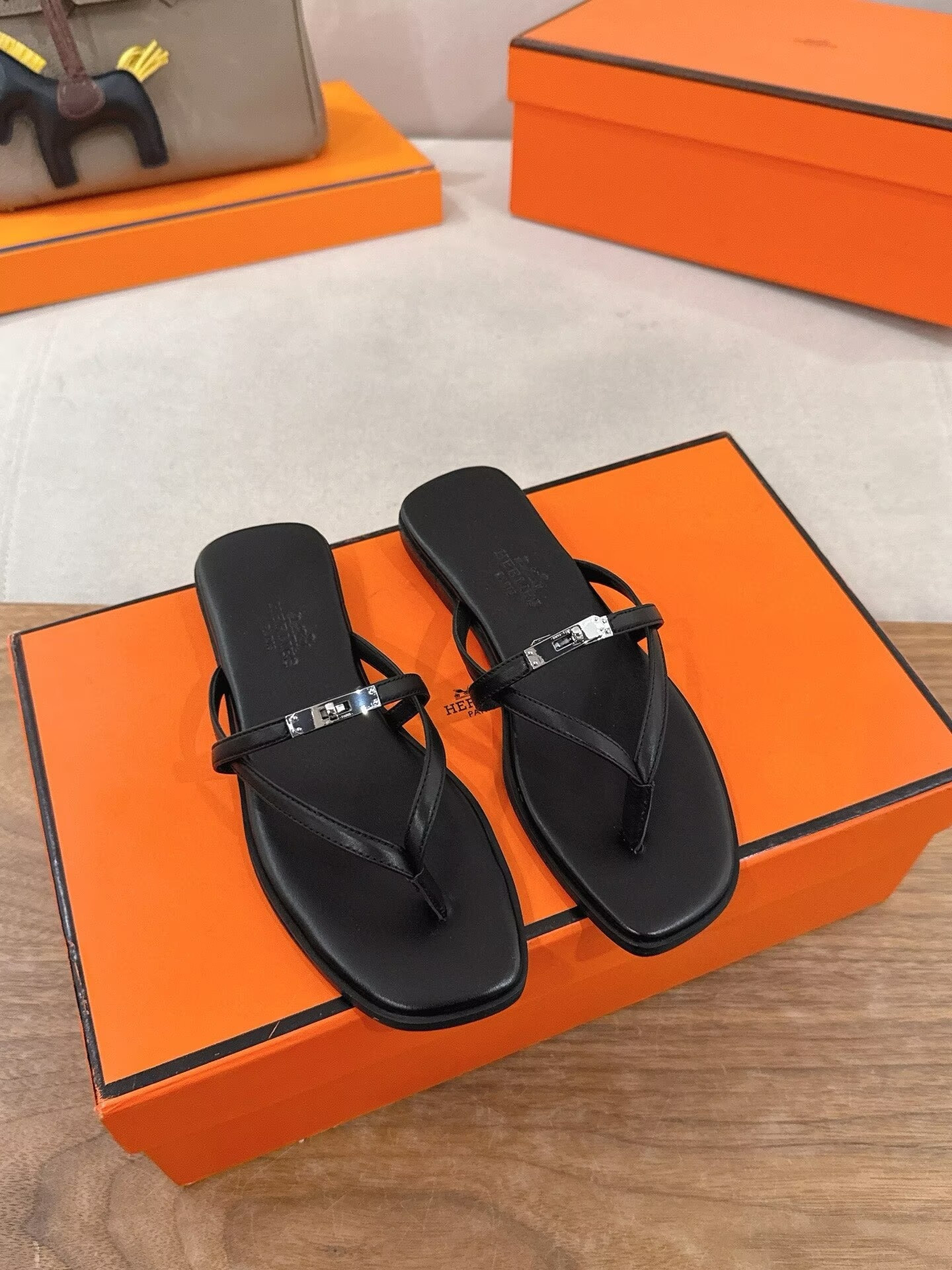 ua H**me5 miss sandals