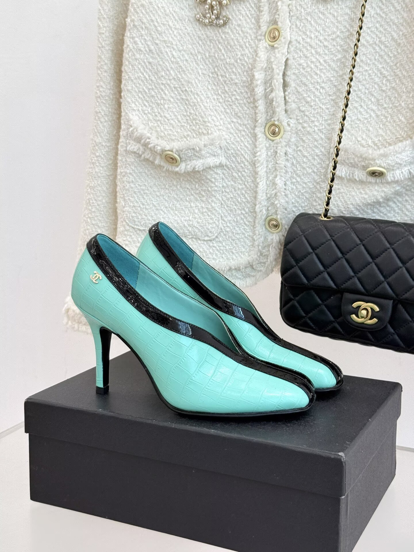 ua Ch**el pumps