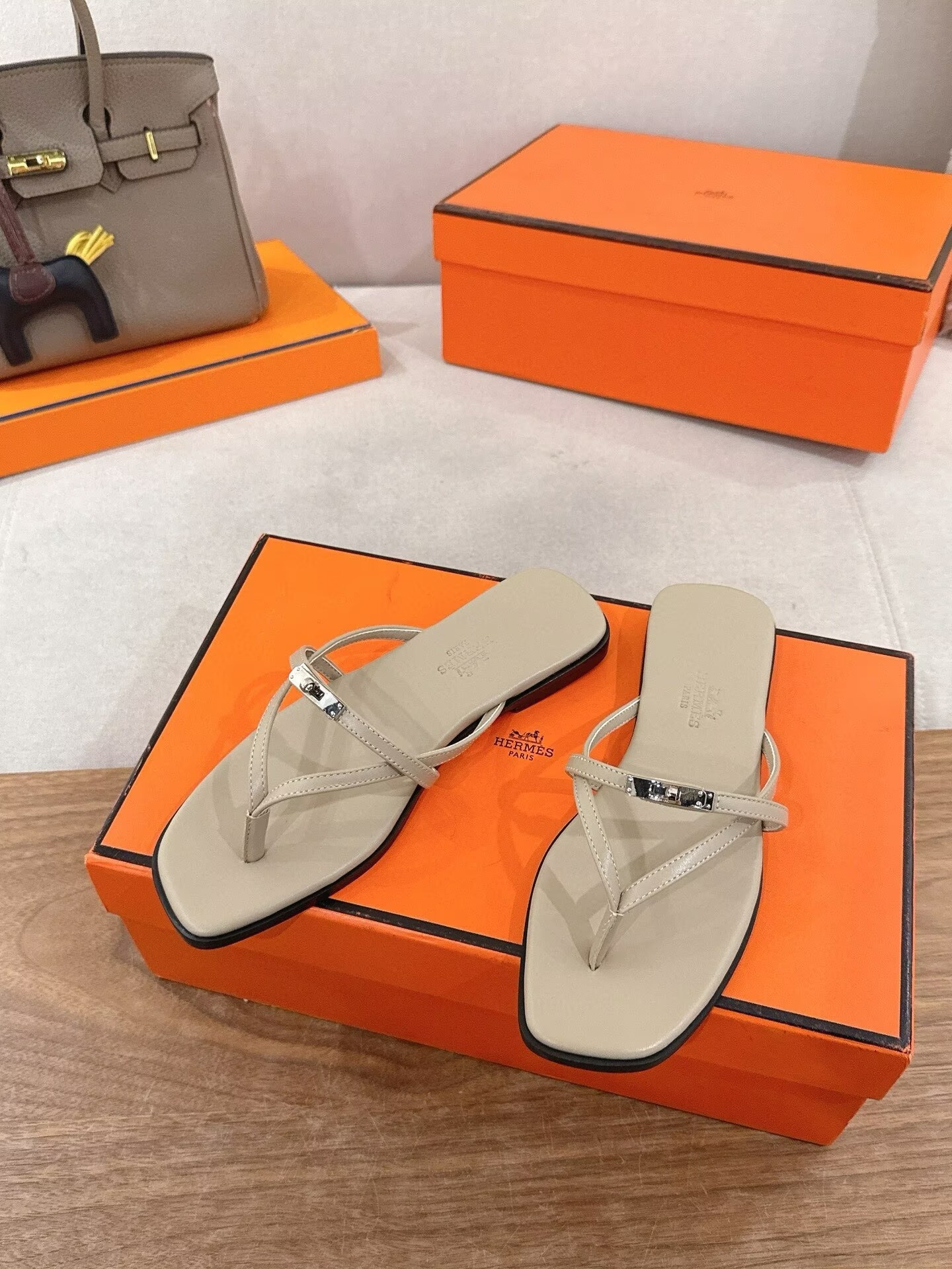 ua H**me5 miss sandals