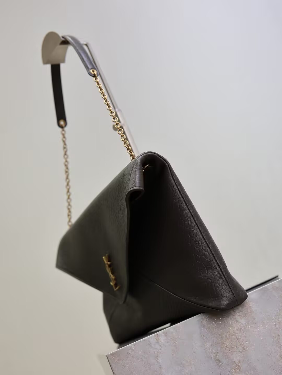 Y51 cassandre pouch on chain 35x22x3-4.2cm