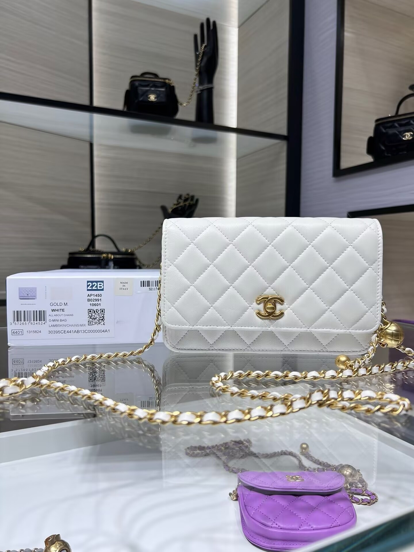Ch**el CLASSIC WALLET ON CHAIN 4.8 × 7.5 × 1.4 in