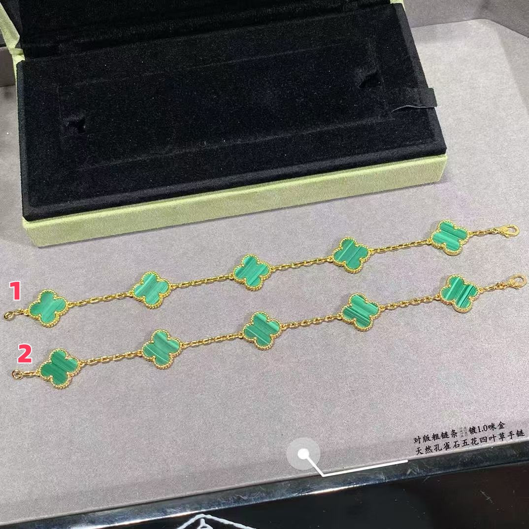 V*n Cl**f & Arpels Natural malachite five-flowered four-leaf clover Bracelet Chain length approx.19cm