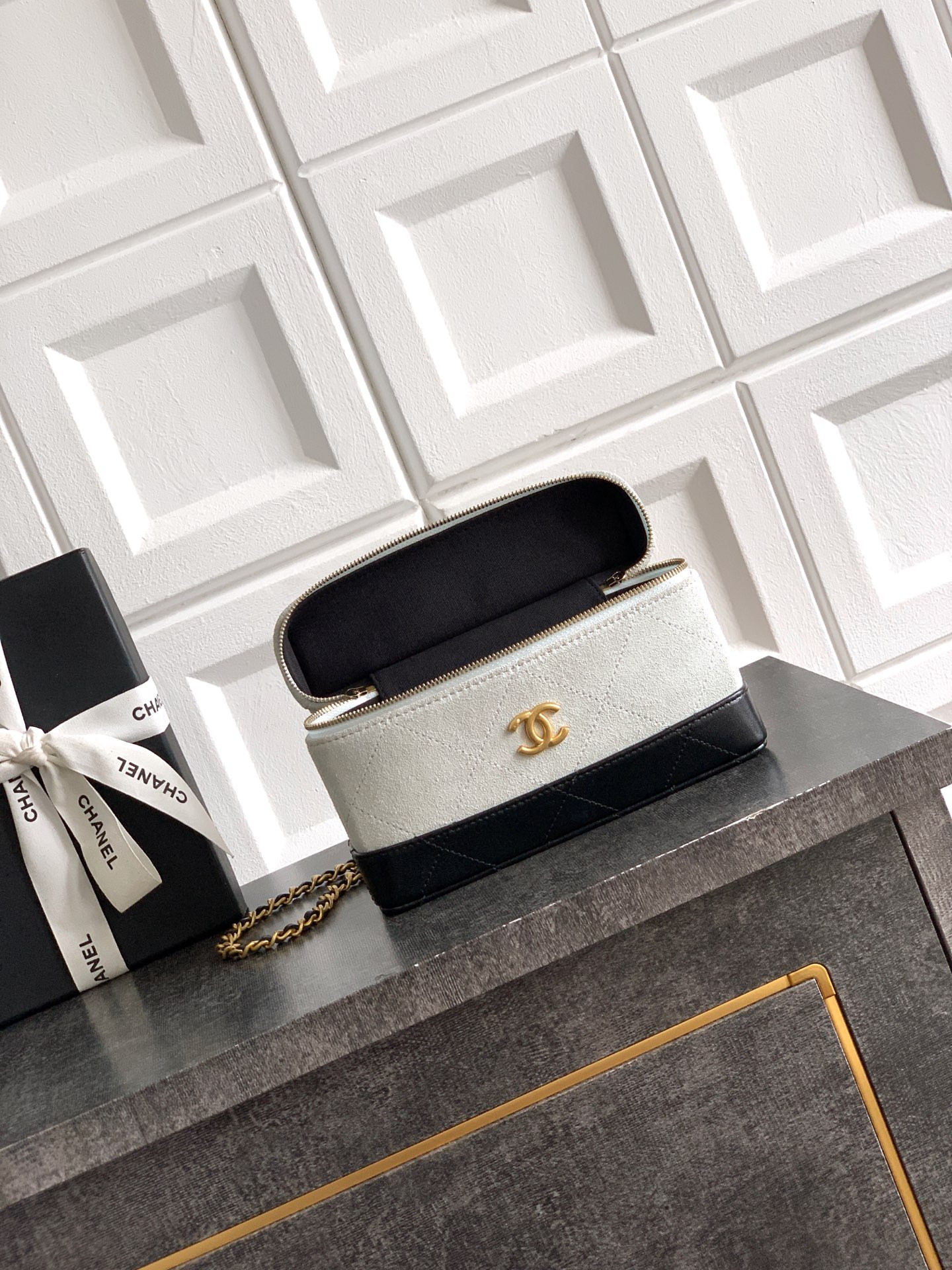 Ch**el vanity with chain ap5186 17x19.5x5cm