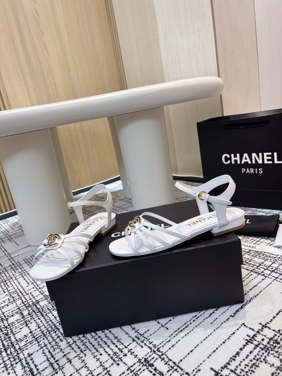 ua Ch**el sandals