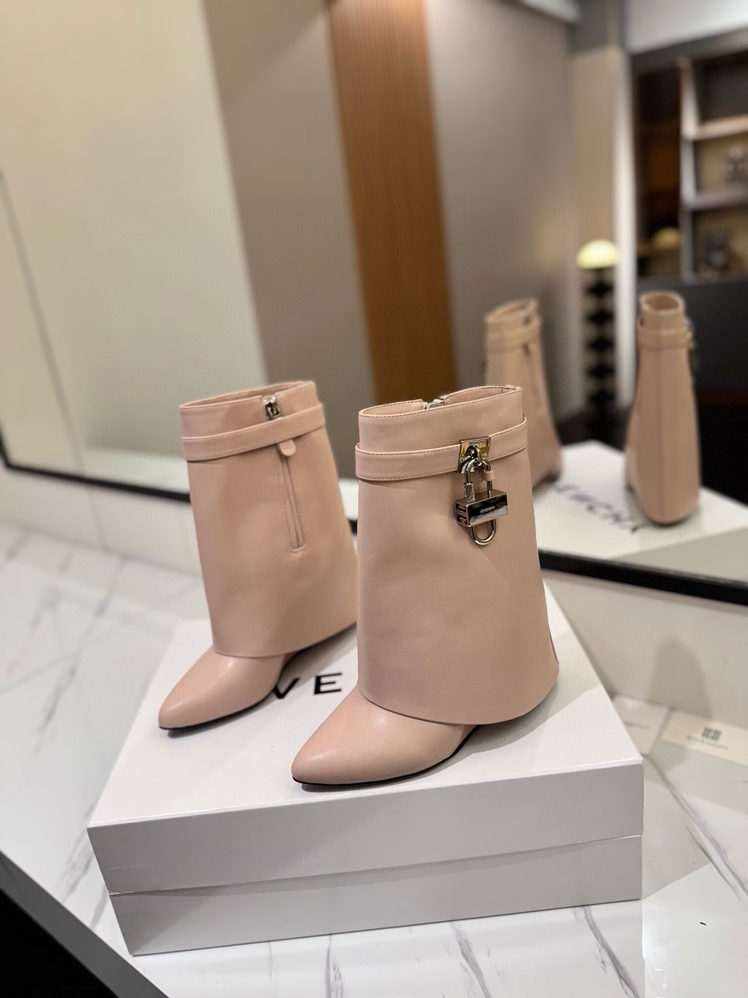 ua G1uenchy boots