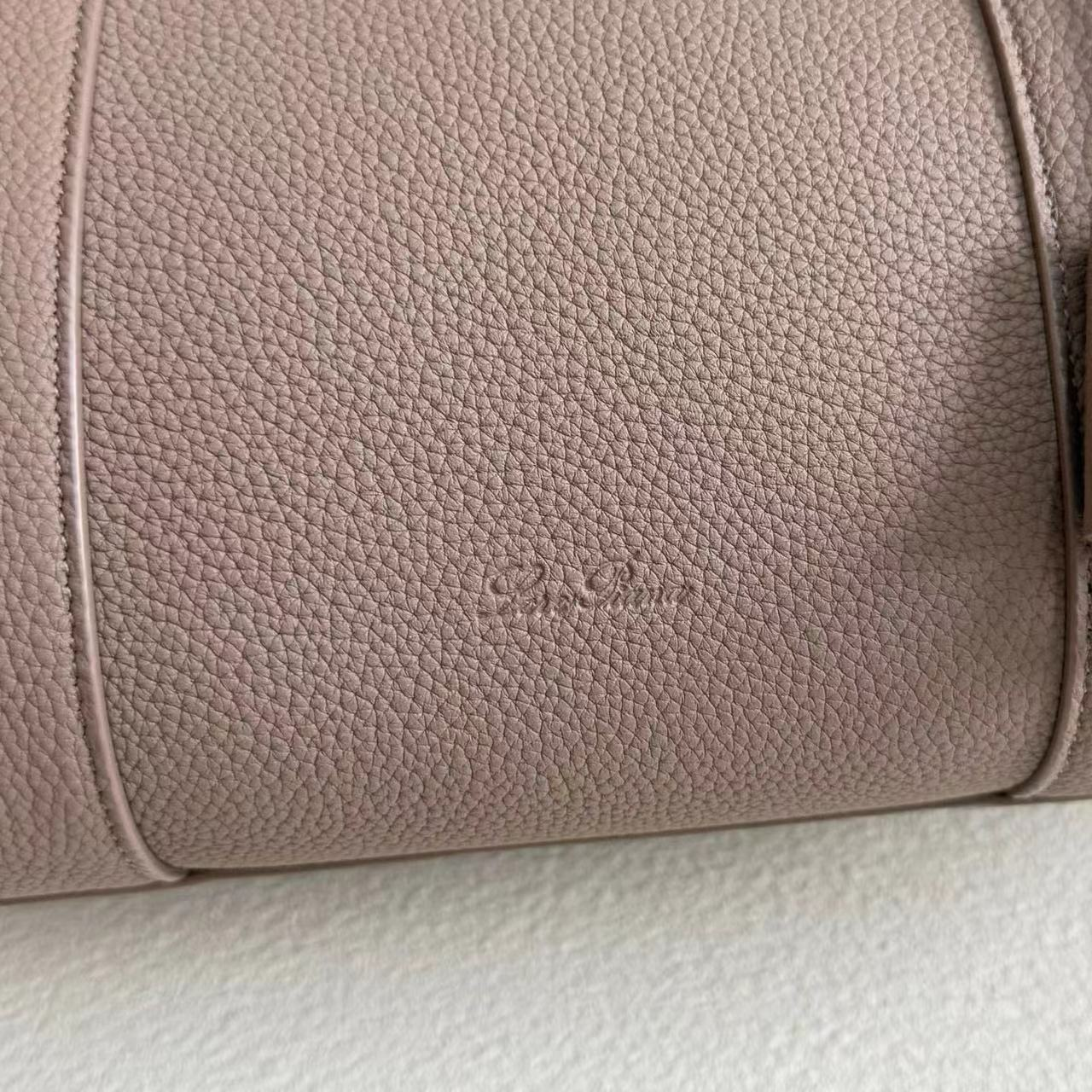 L0r0 P1ana loom bag l32 grained calfskin 33 x 23 x 18 cm