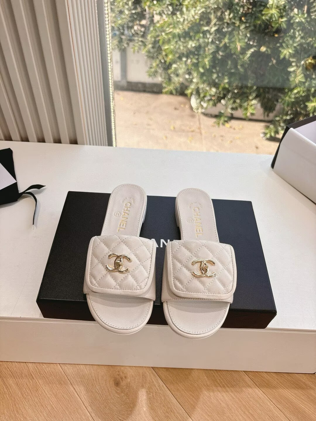 ua Ch**el slippers