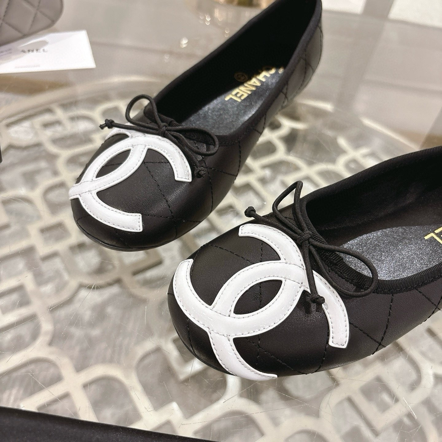 ua Ch**el ballet flat