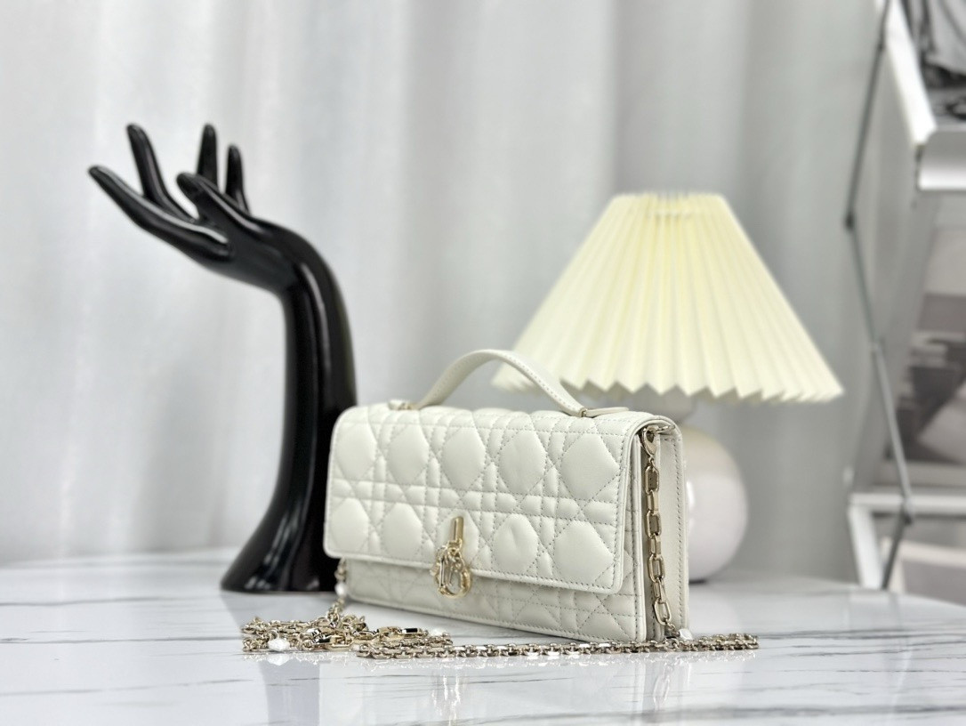 MISS D10r MINI BAG Latte Cannage Lambskin S0980ONMJ_M030 21 x 11.5 x 4.5 cm