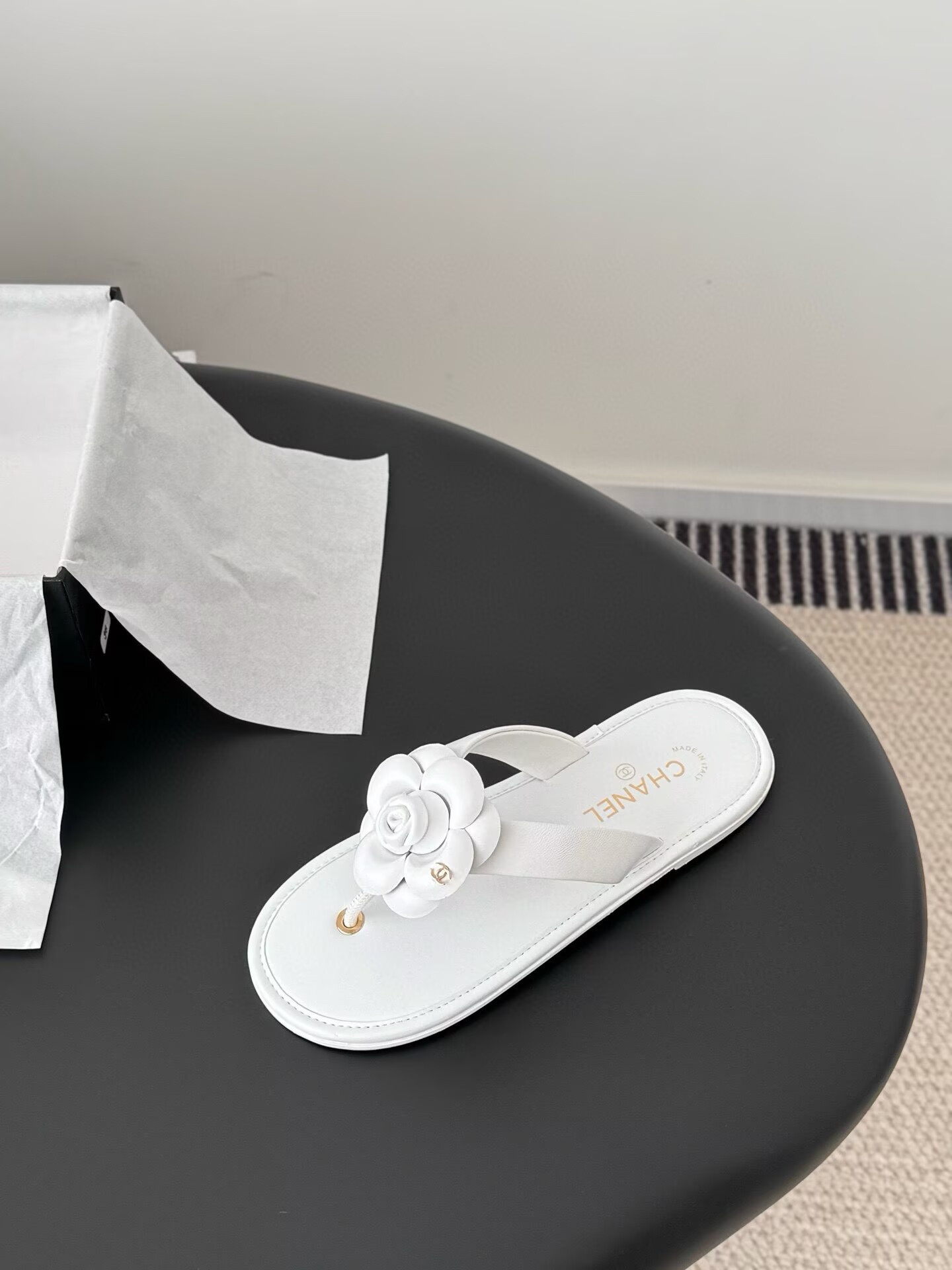 ua Ch**el thongs slides