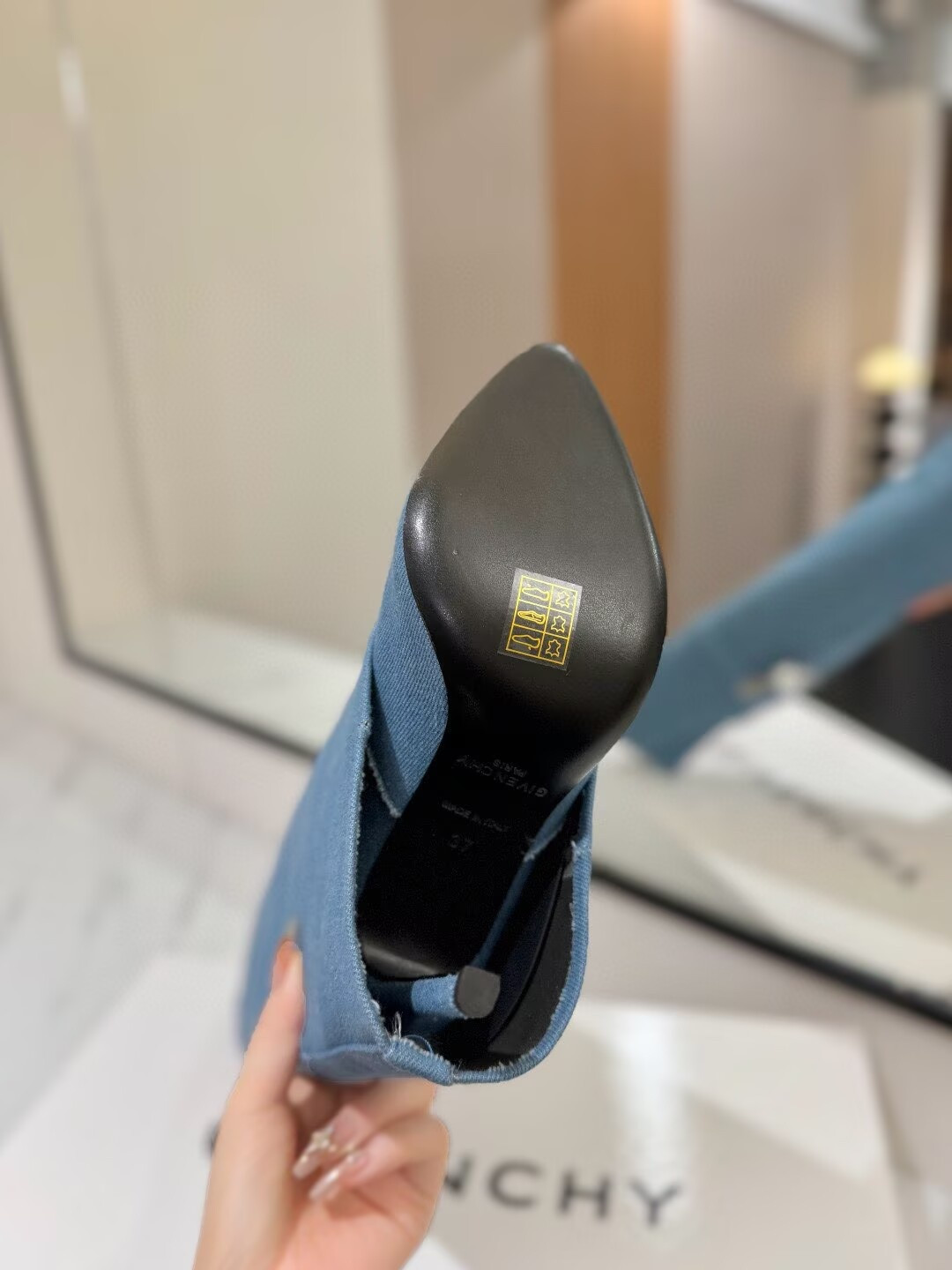 ua G1uenchy shark lock boots