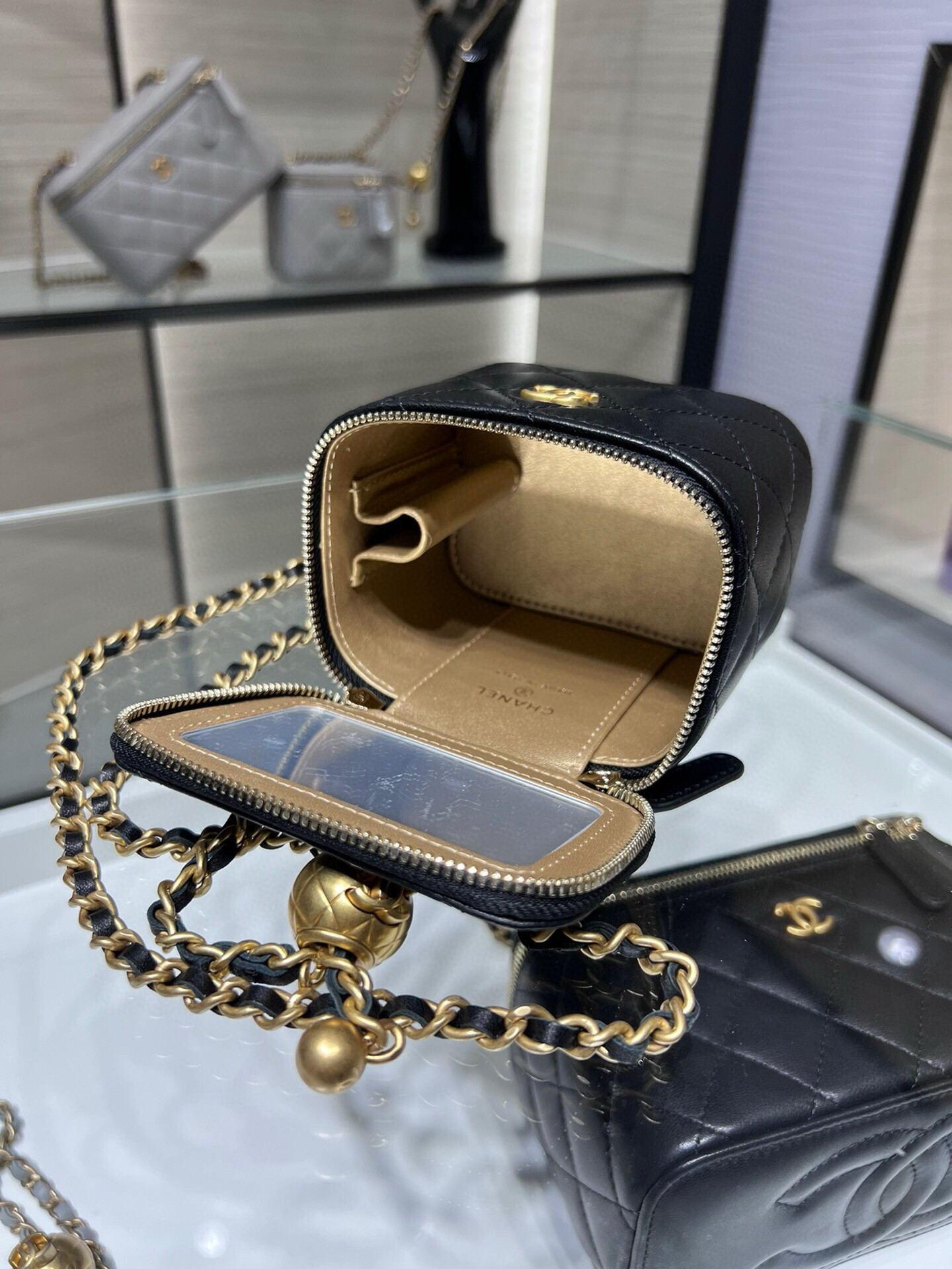 Ch**el small vanity with chain 8.5x11x7cm