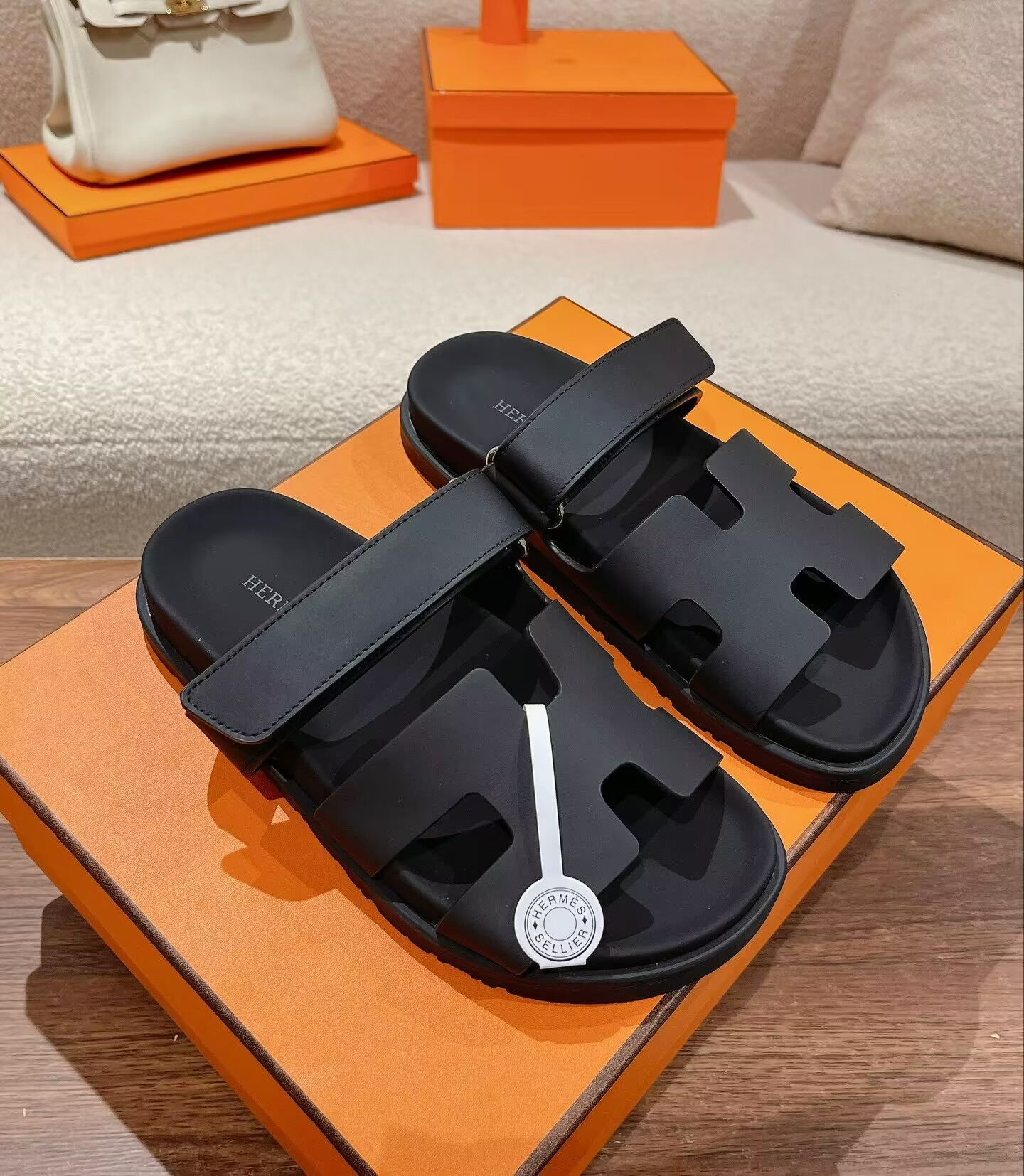 UA H**me5 Chypre sandal