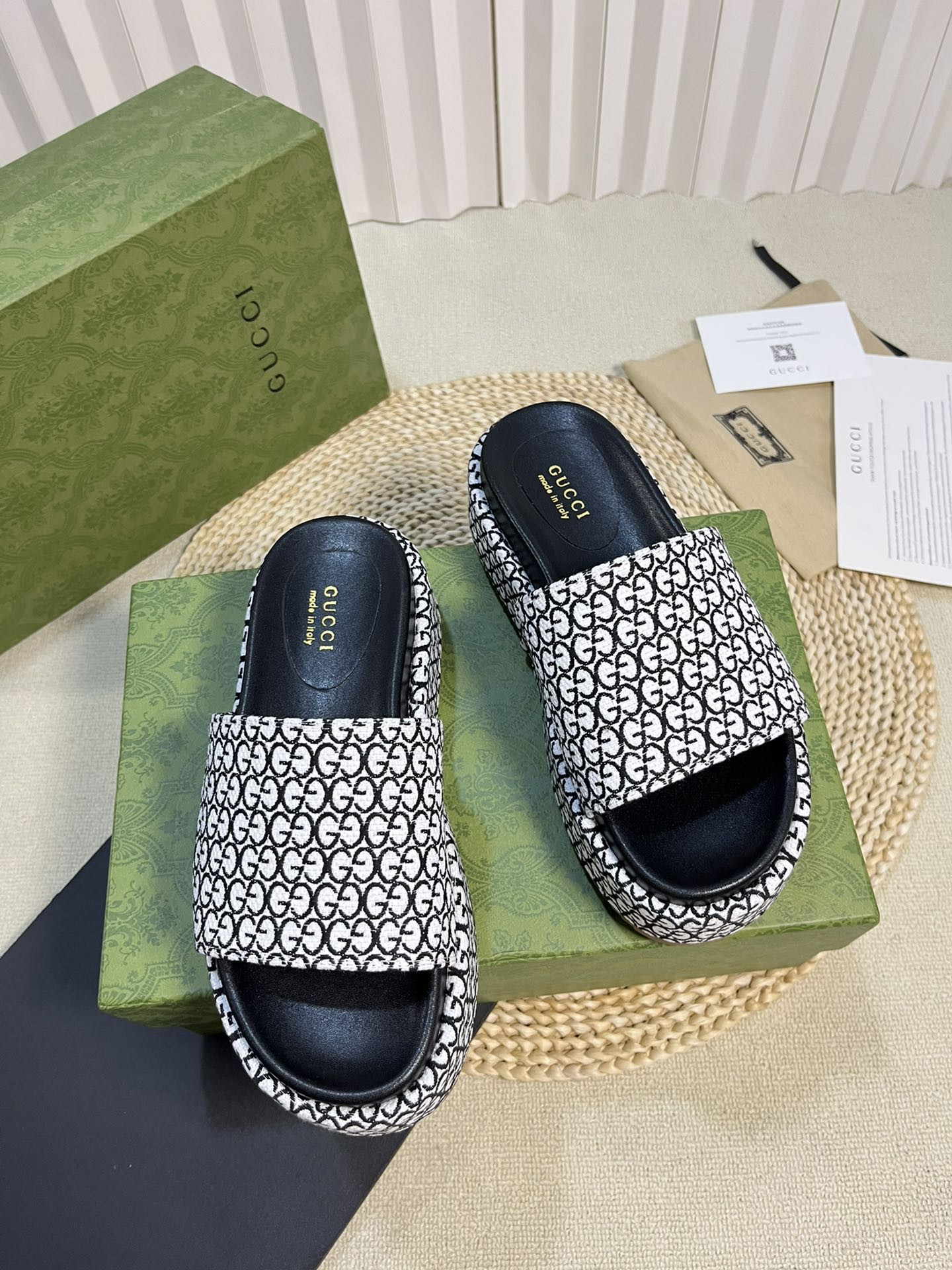 Gvc*1 WOMEN'S GG PLATFORM SLIDE SANDAL