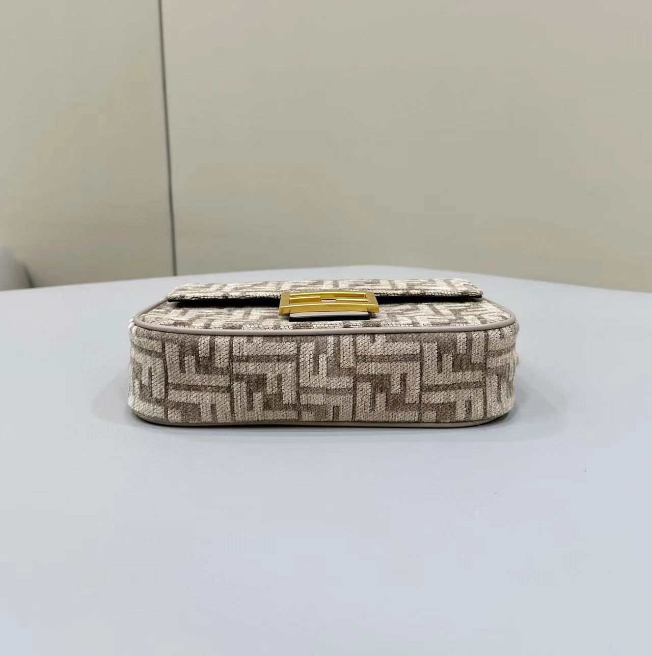 F**di Baguette Chain Midi 24x14.5x7cm