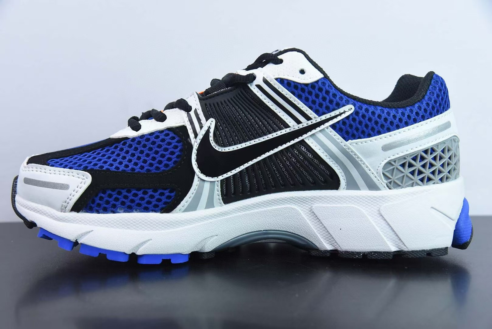 UA Nike Zoom Vomero 5