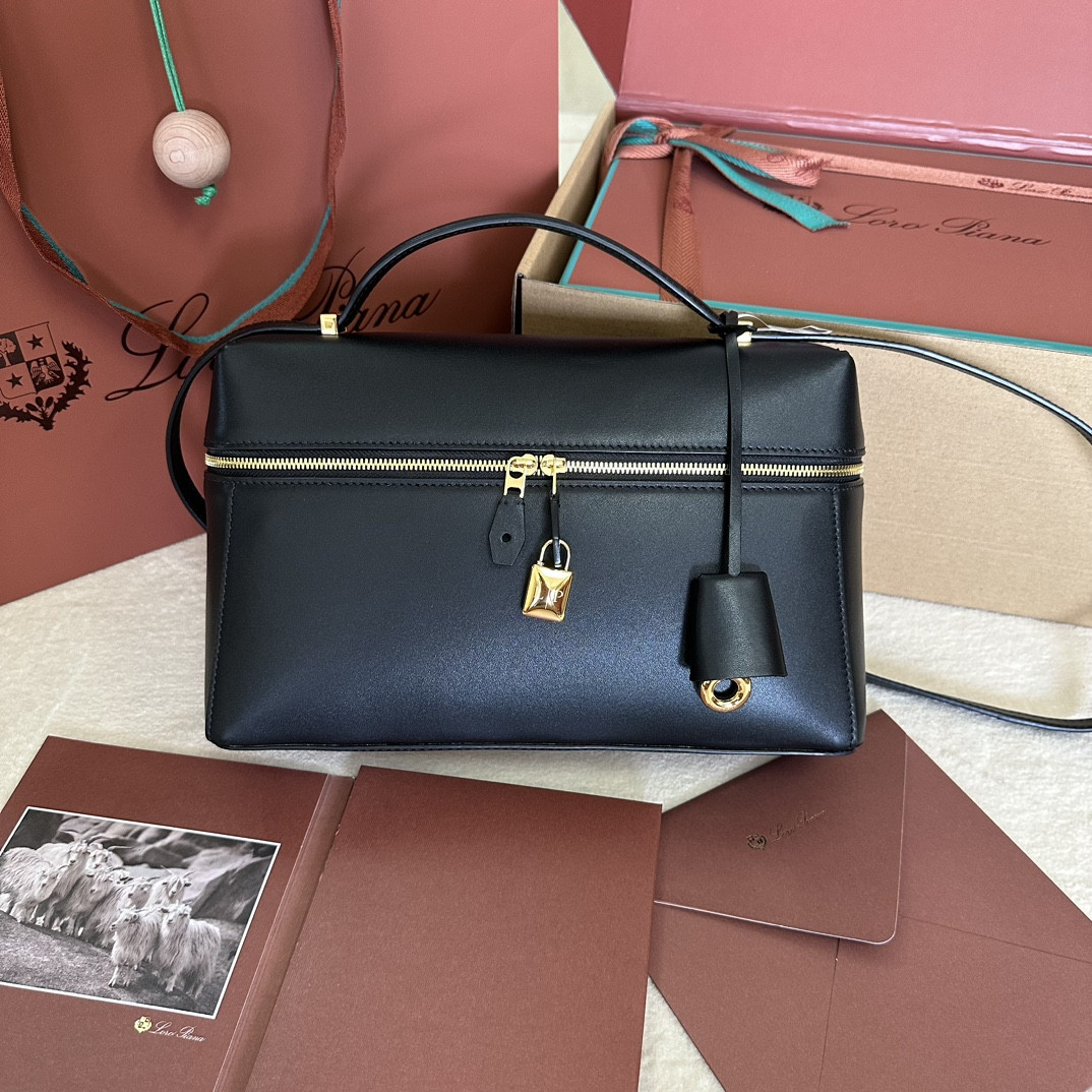 L0r0 P1ana Extra Pocket L27 Ostrich Leather 16 x 27 x 10 cm