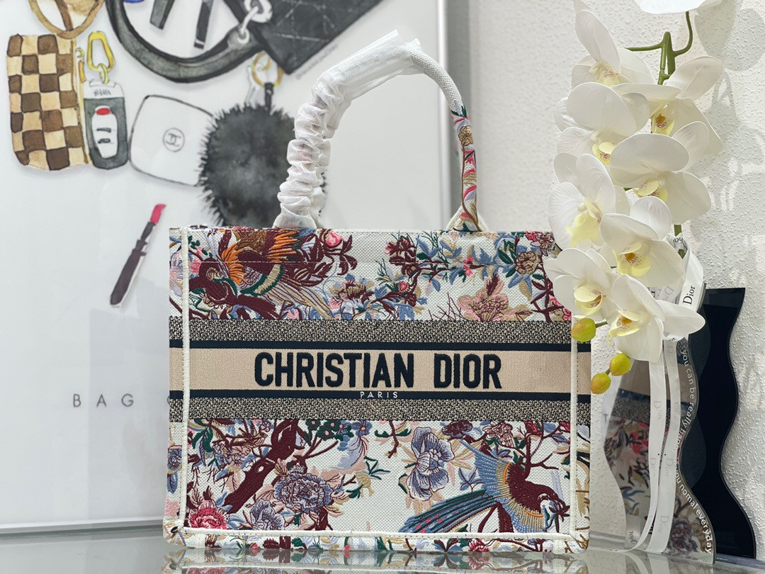 MEDIUM D10r BOOK TOTE White Multicolor Dragon Zodiac Embroidery 36 x 27.5 x 16.5 cm