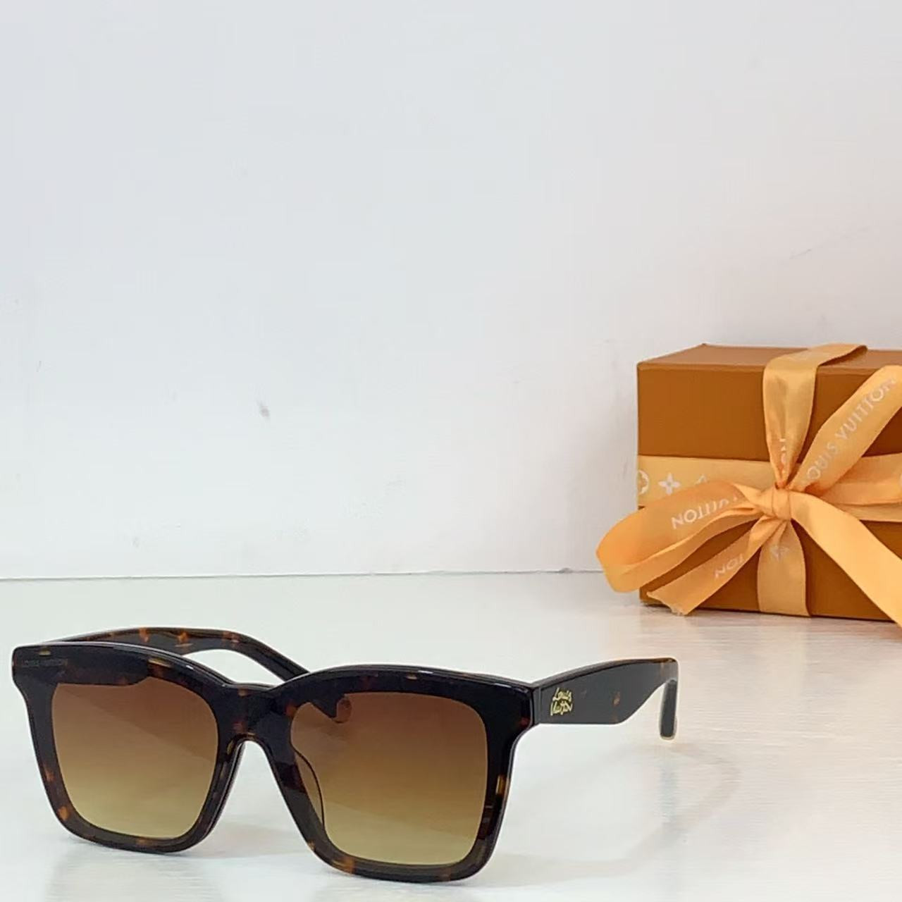 l0vis Vvtt0n script square sunglasses z2970w
