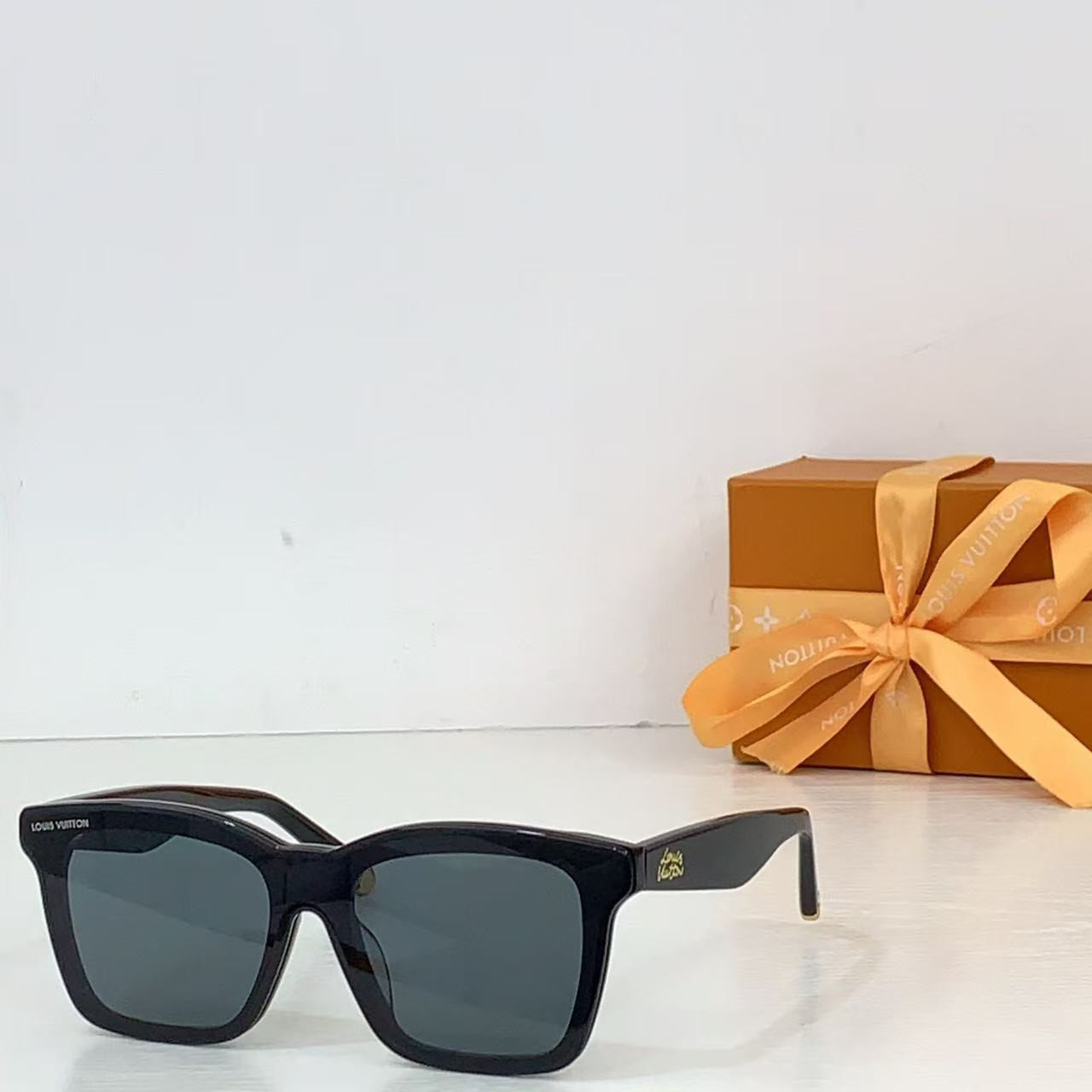 l0vis Vvtt0n script square sunglasses z2970w