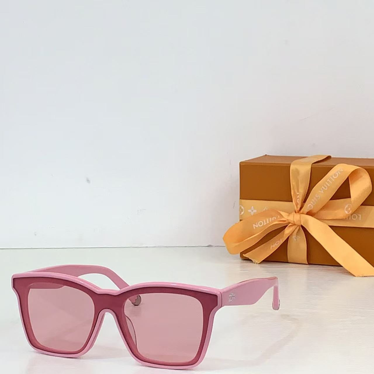l0vis Vvtt0n script square sunglasses z2970w