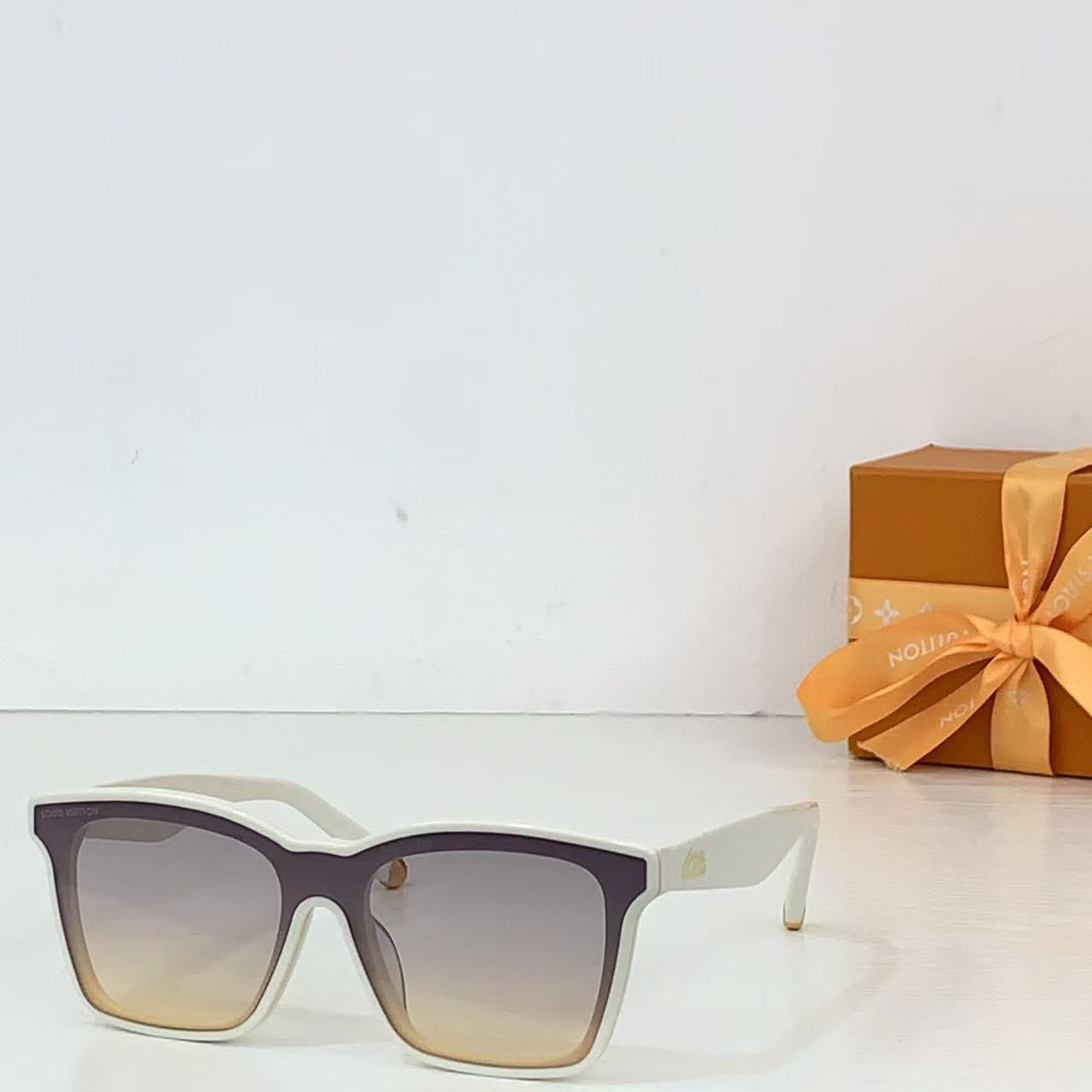 l0vis Vvtt0n script square sunglasses z2970w