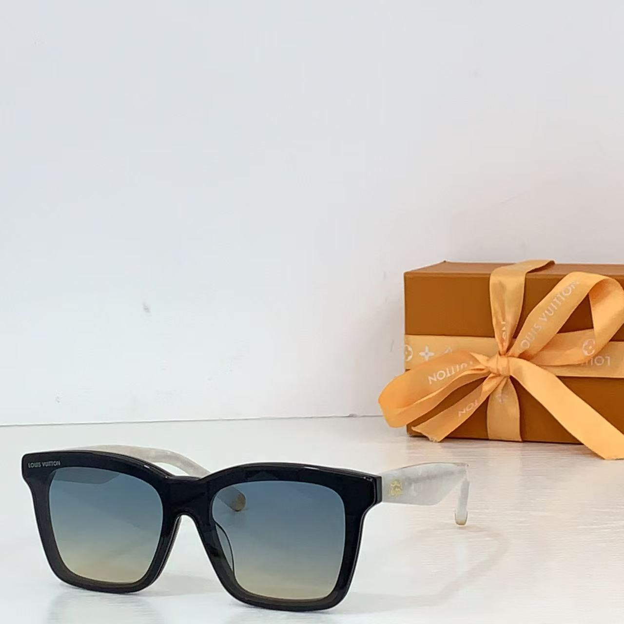 l0vis Vvtt0n script square sunglasses z2970w