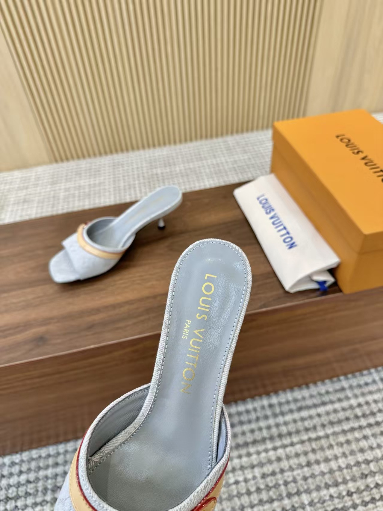 UA LV 6AM Mule
