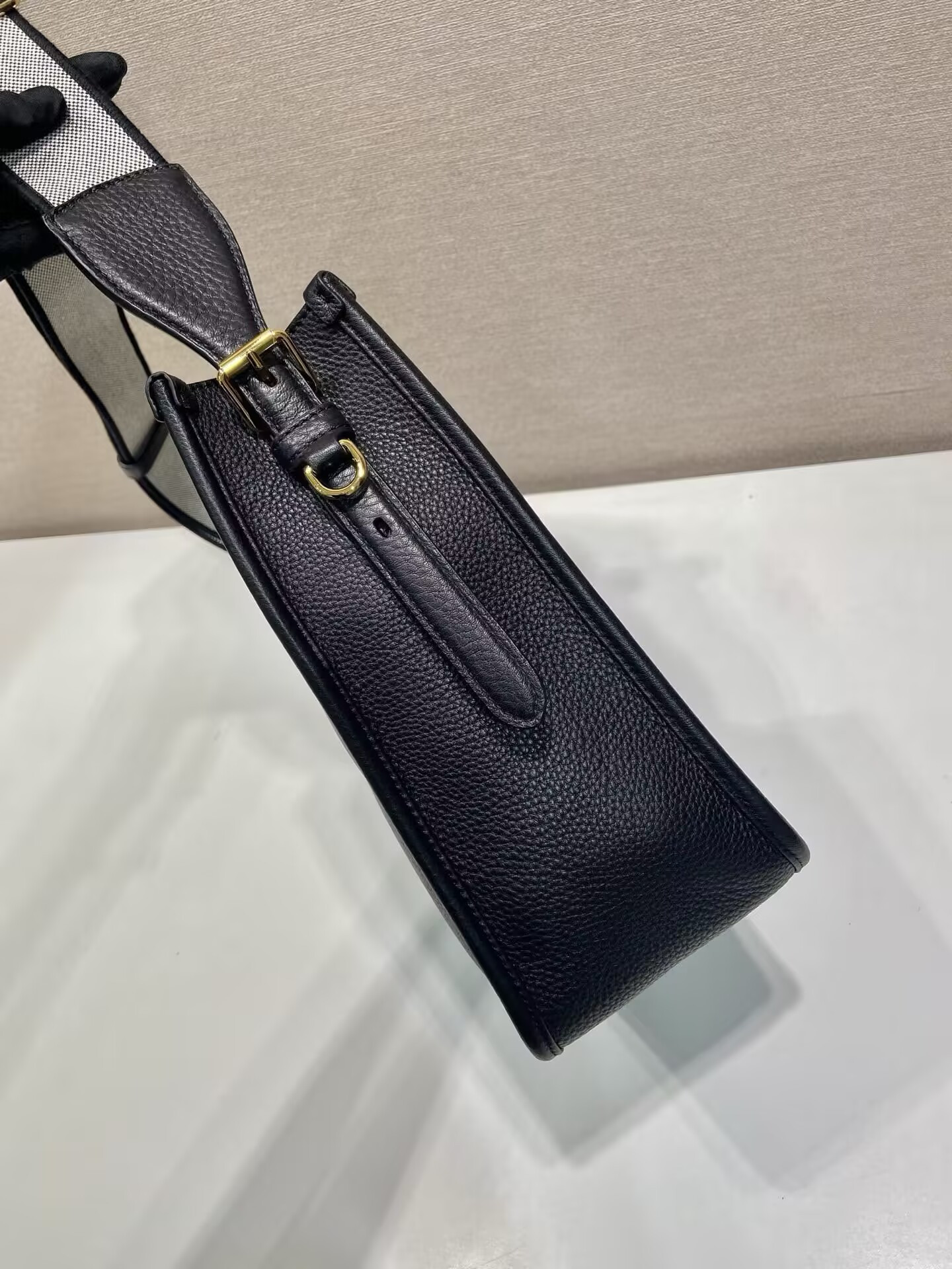Pra*a medium leather bag 26x28x11cm