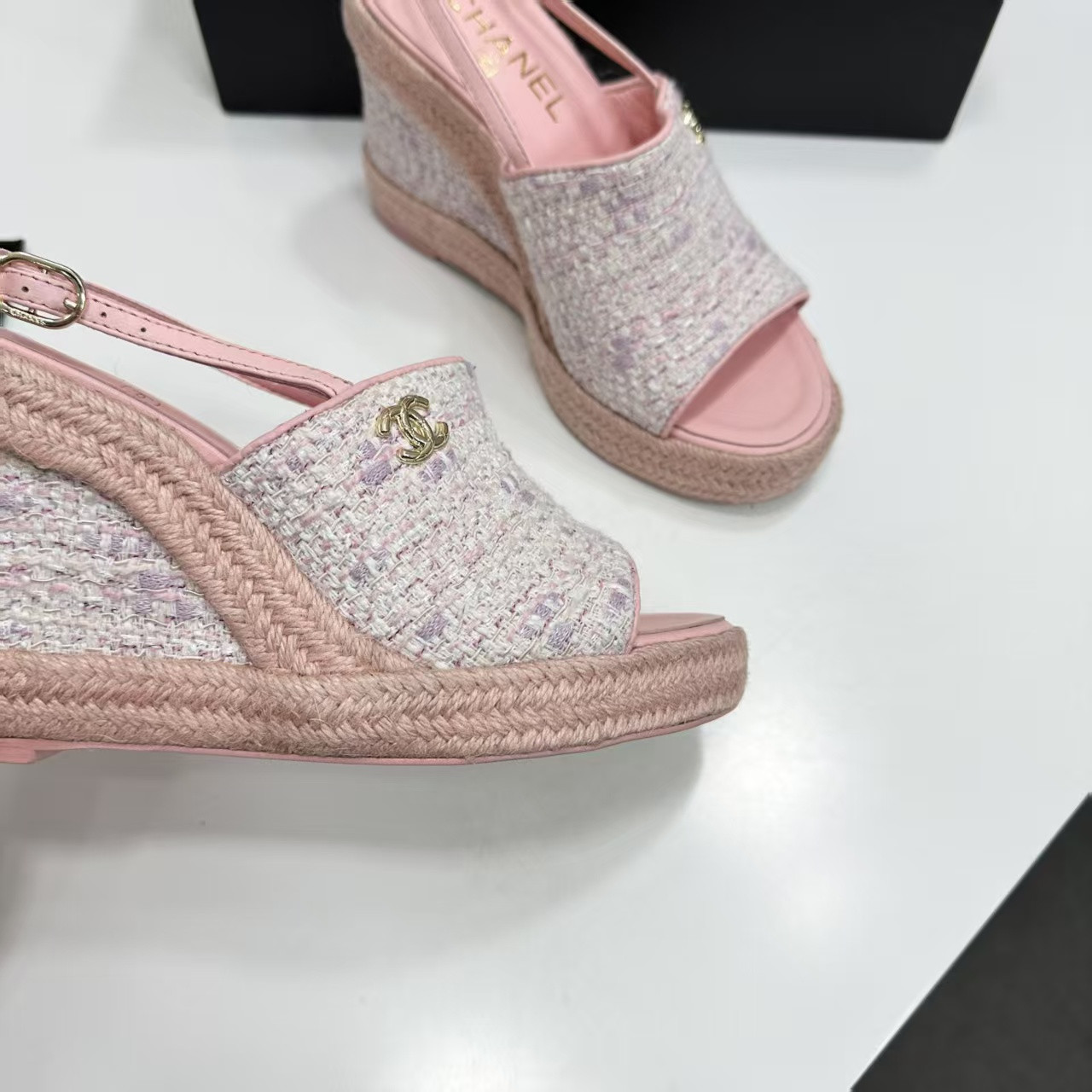 ua Ch**el sandals