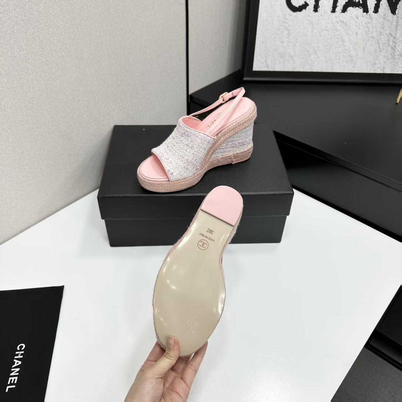 ua Ch**el sandals