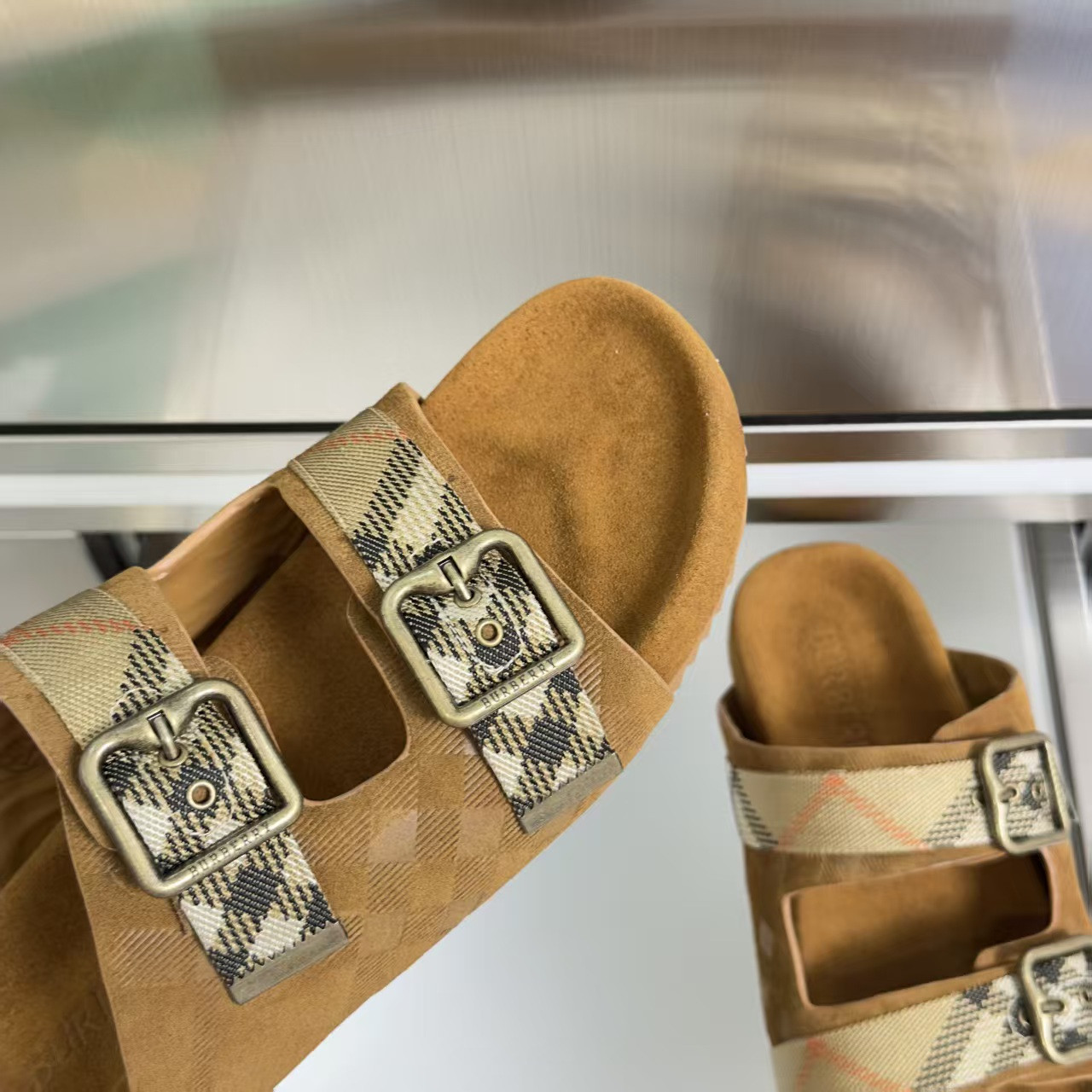 ua Bv*b*rry urchin sandals